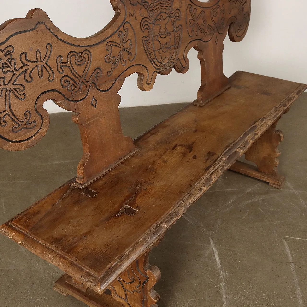 Baroque carved walnut bench with heraldic coat of arms, 18th century 4