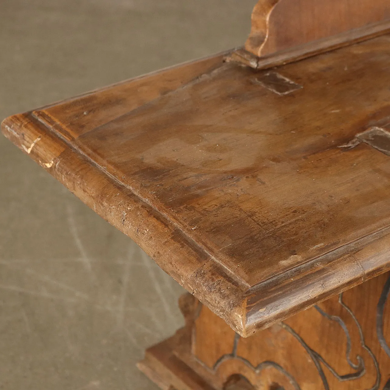 Baroque carved walnut bench with heraldic coat of arms, 18th century 6