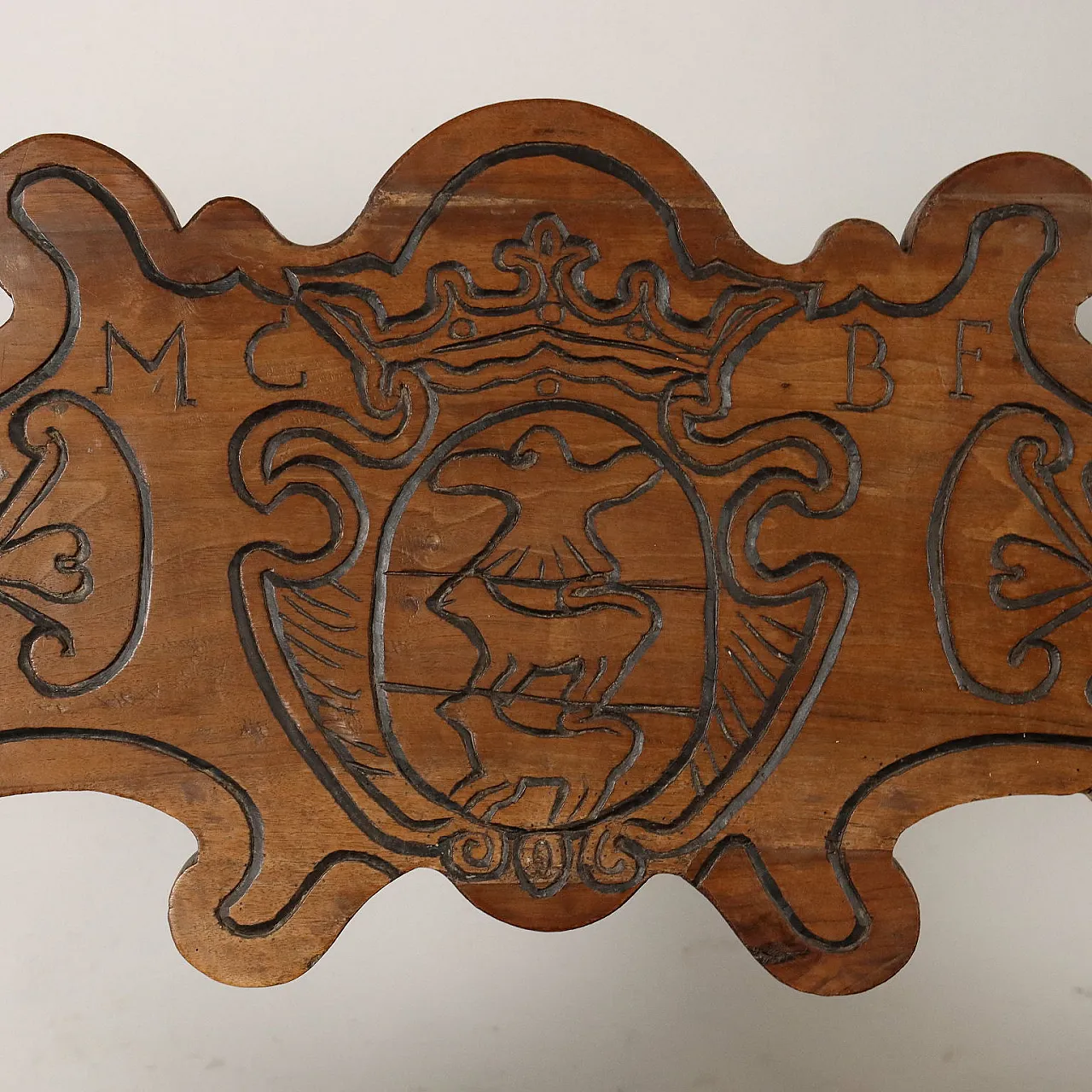 Baroque carved walnut bench with heraldic coat of arms, 18th century 7