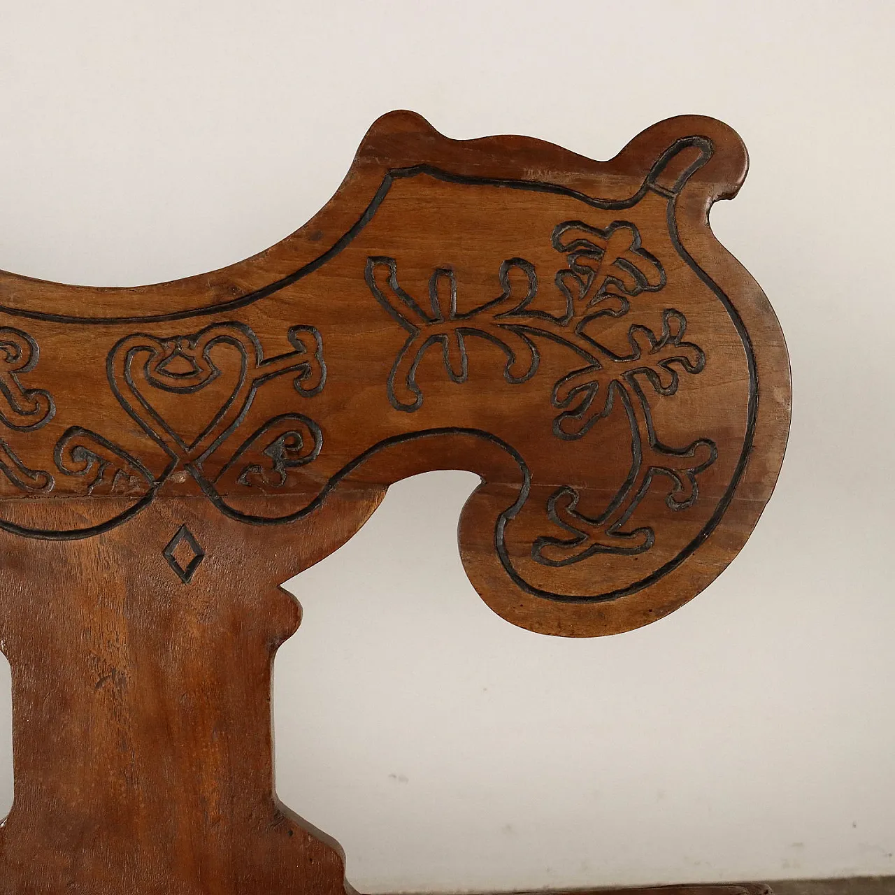 Baroque carved walnut bench with heraldic coat of arms, 18th century 9