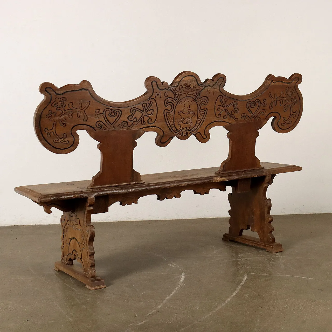 Baroque carved walnut bench with heraldic coat of arms, 18th century 10