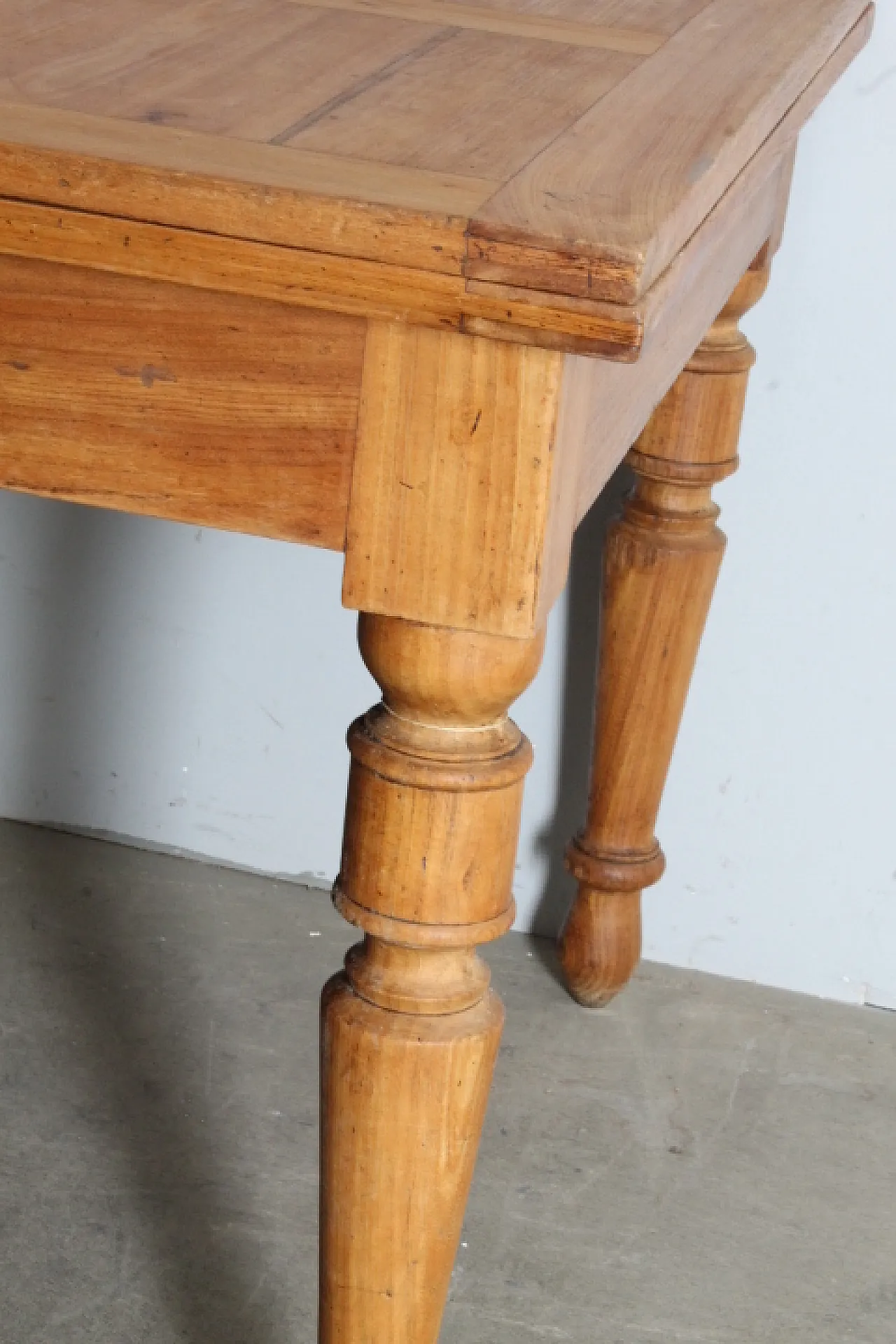 Solid elm table with extensions. 19th century 4