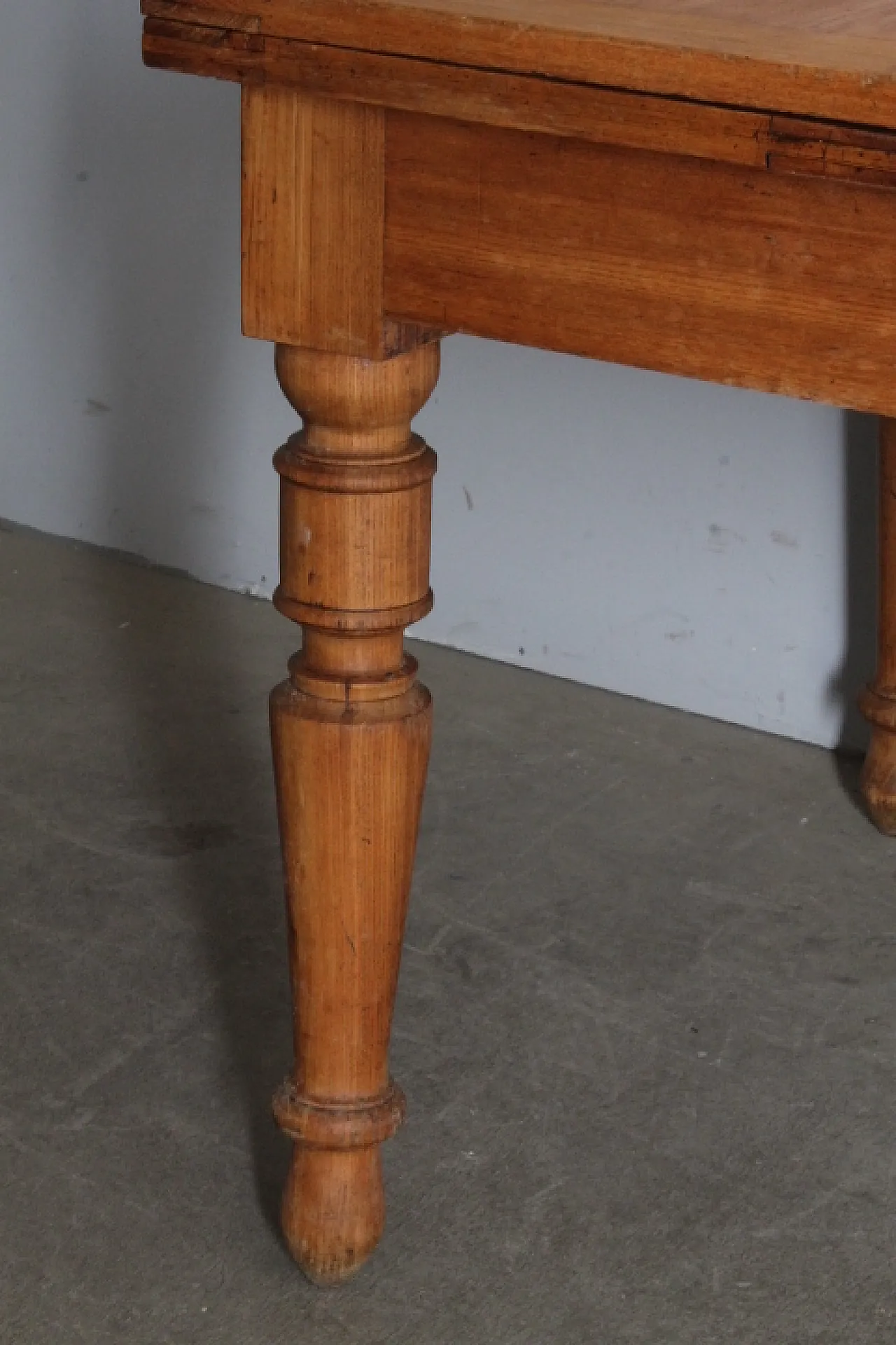 Solid elm table with extensions. 19th century 5