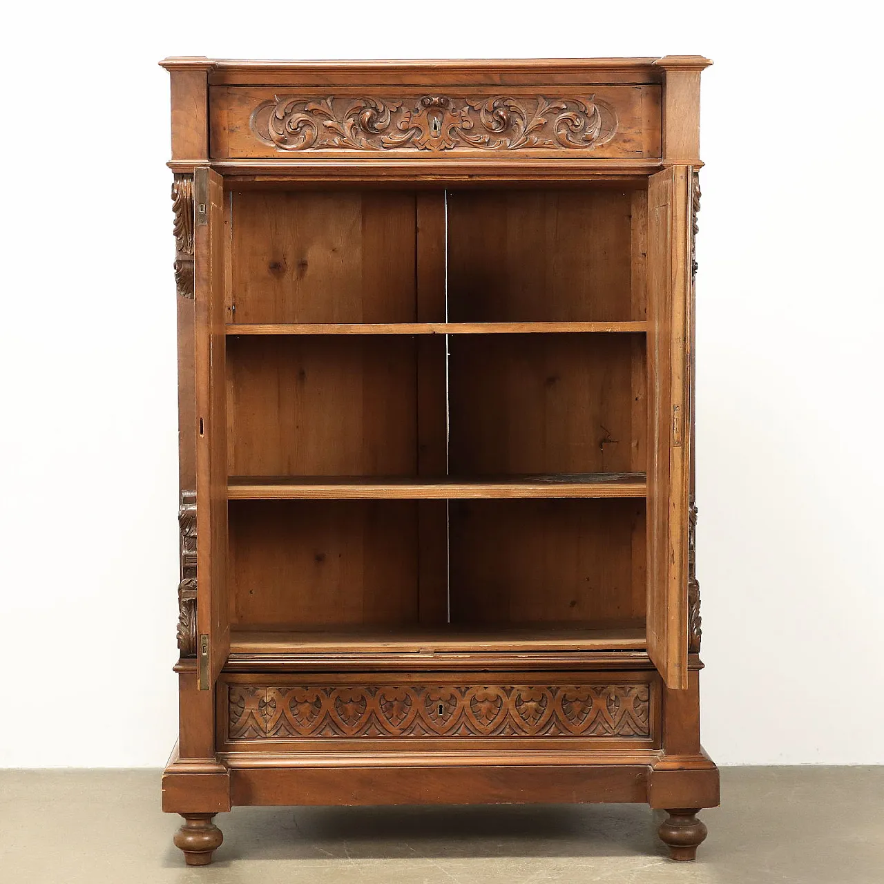 Neo-Renaissance walnut sideboard, 19th century 3