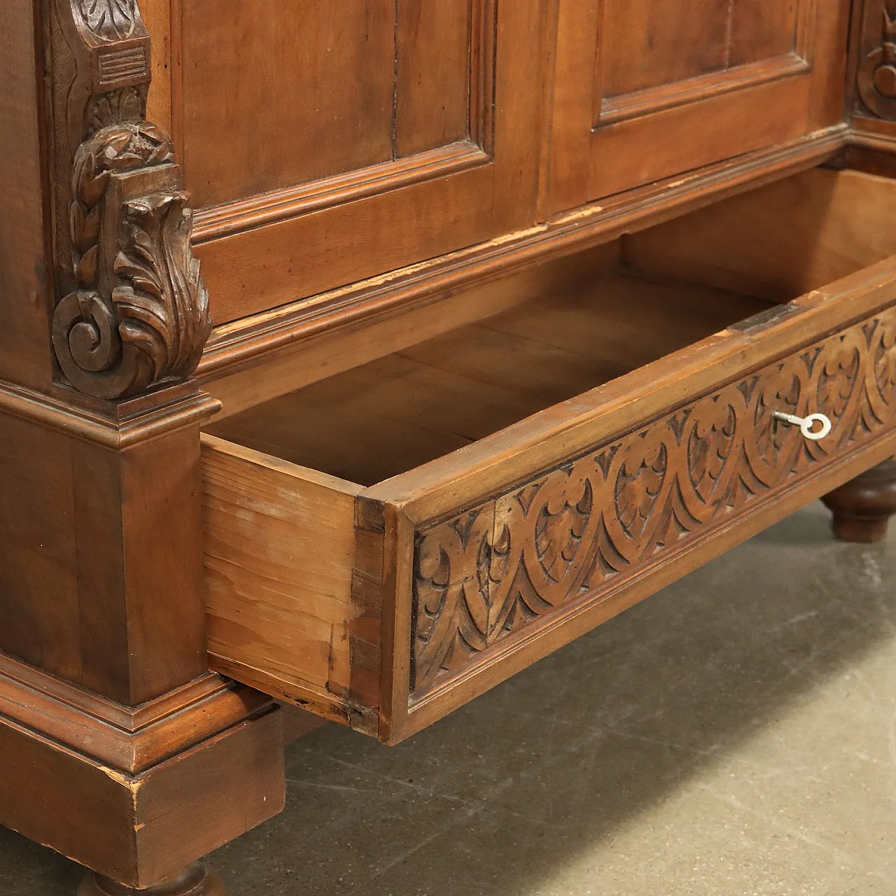 Neo-Renaissance walnut sideboard, 19th century 10