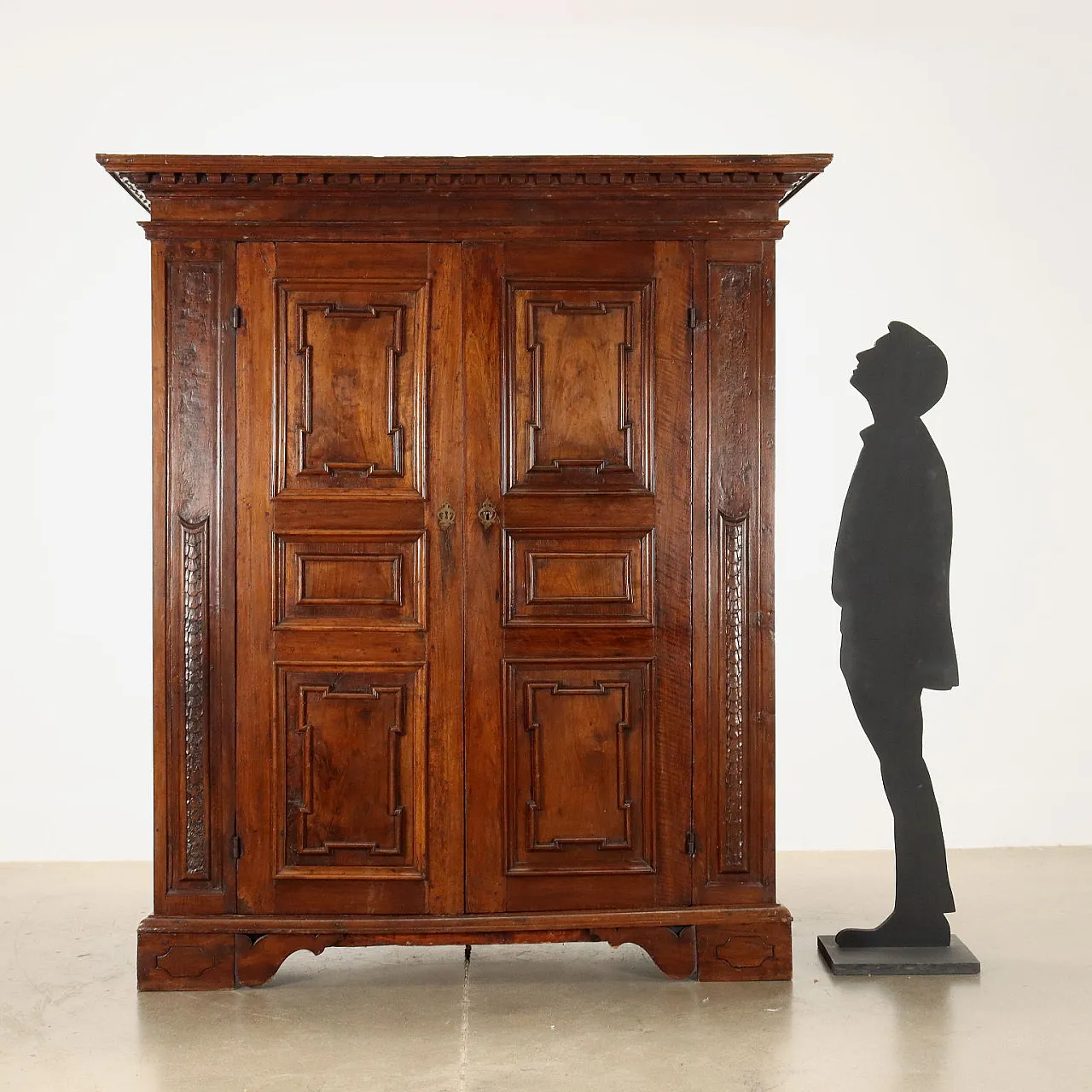 Emilian Baroque walnut wardrobe, early 18th century 2