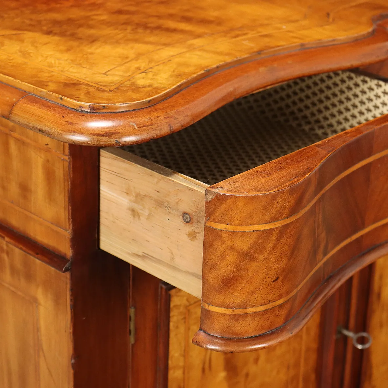 Credenza inglese in stile con piedi torniti 4