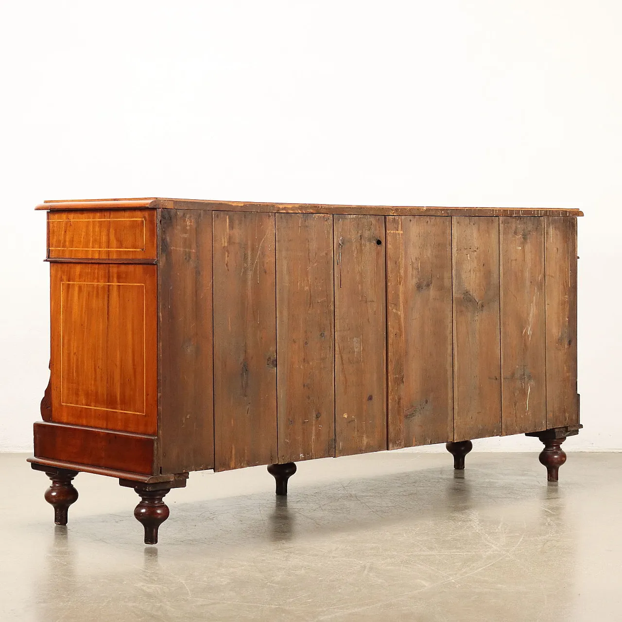 Credenza inglese in stile con piedi torniti 10