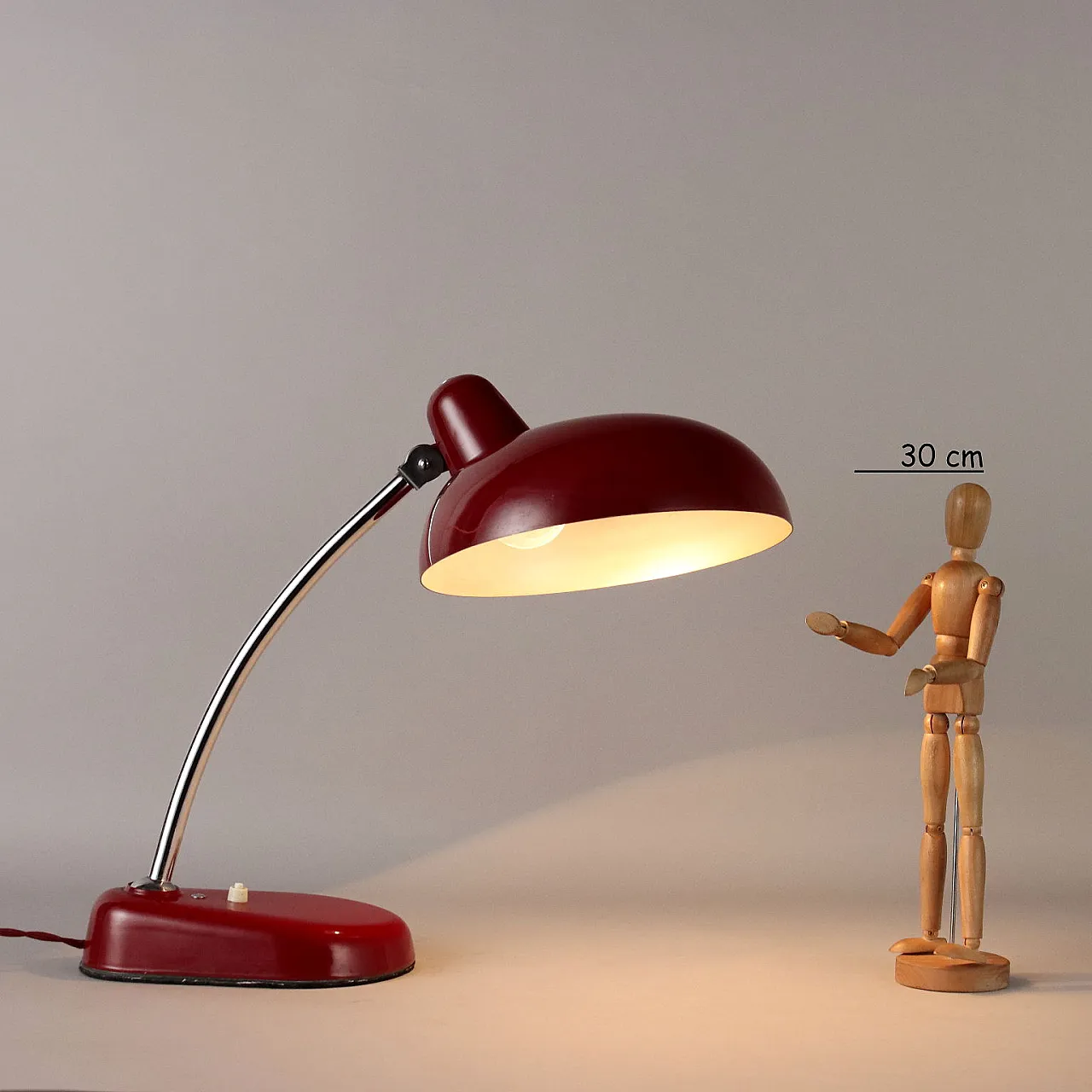 Lampada da tavolo in alluminio smaltato rosso e metallo, anni '50 2