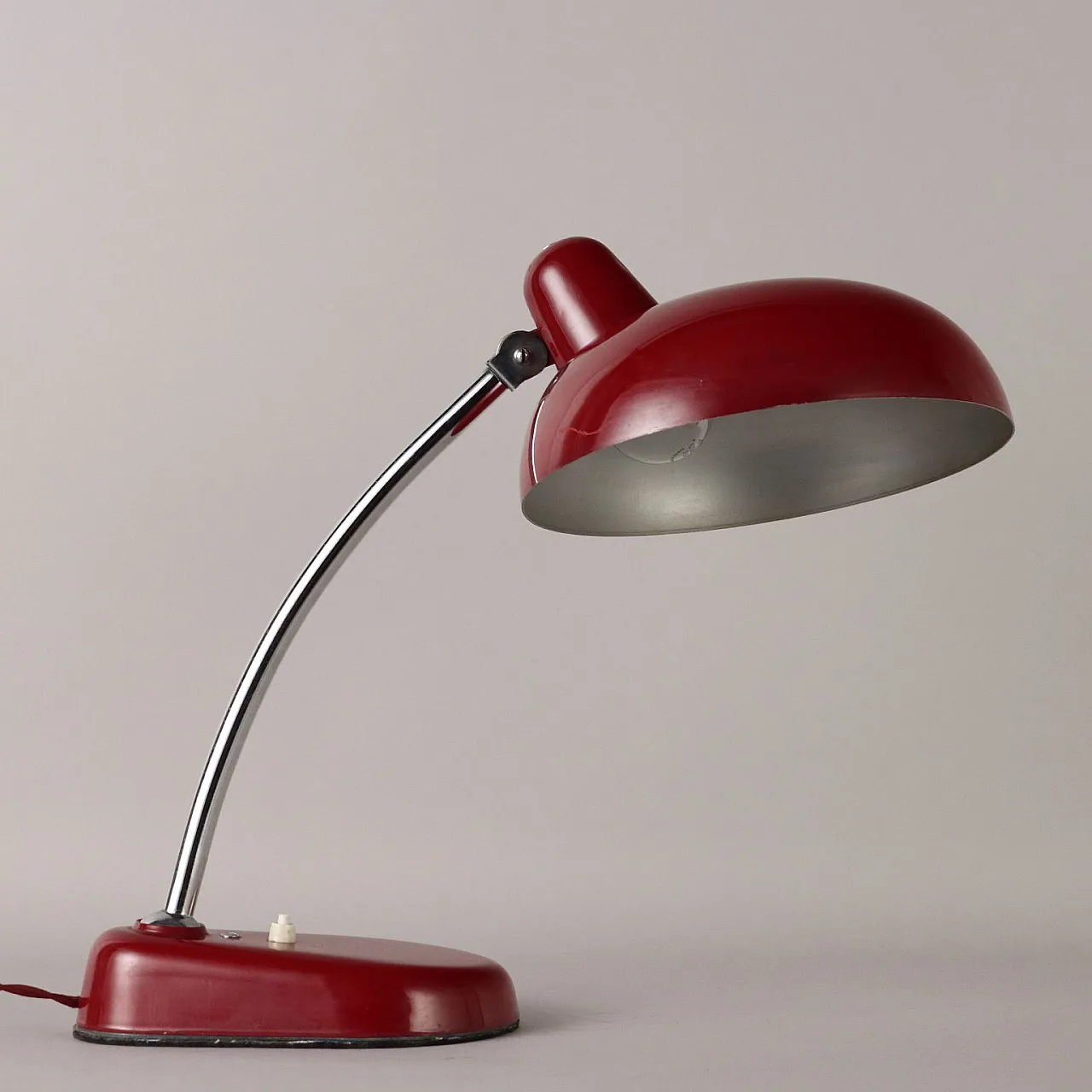 Lampada da tavolo in alluminio smaltato rosso e metallo, anni '50 3