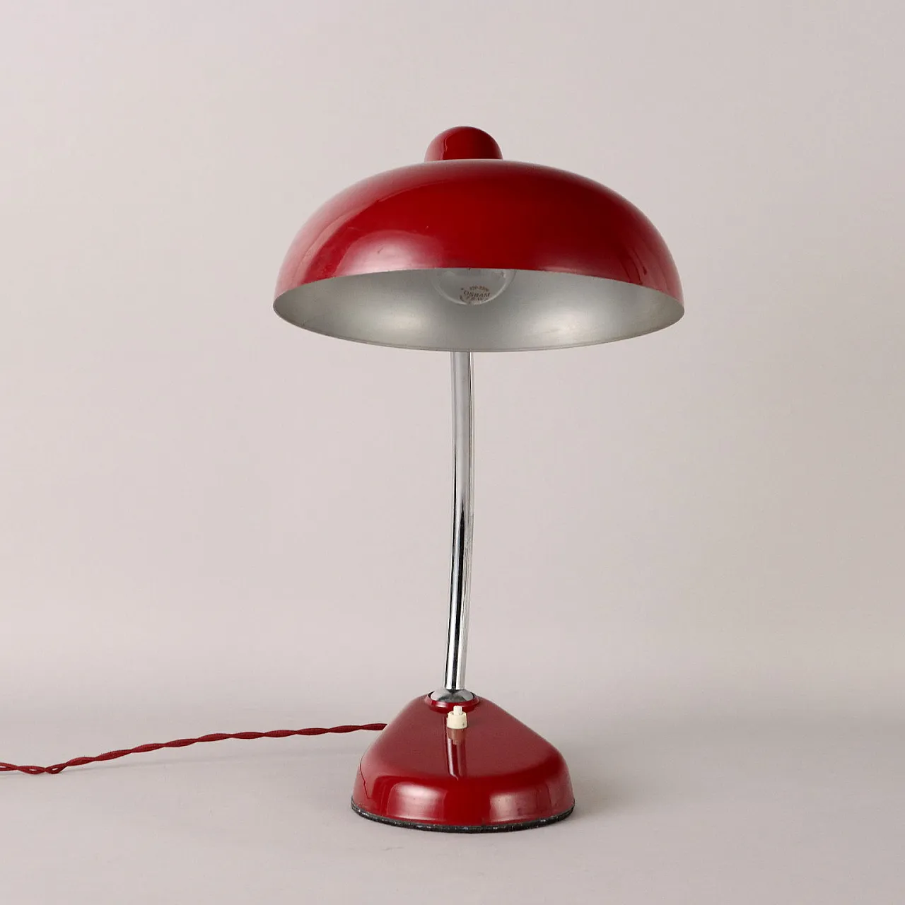 Lampada da tavolo in alluminio smaltato rosso e metallo, anni '50 6