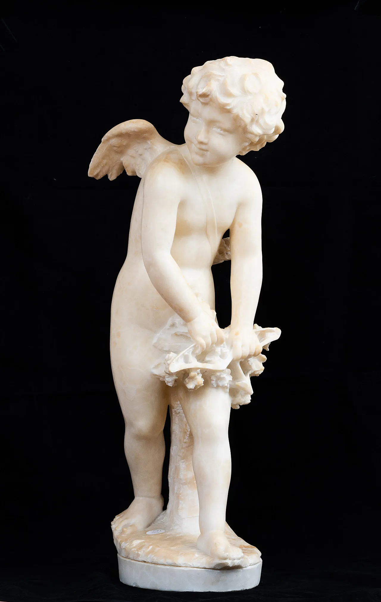 Scultura antica in alabastro raffigurante Cupido. Francia XIX secolo. 1