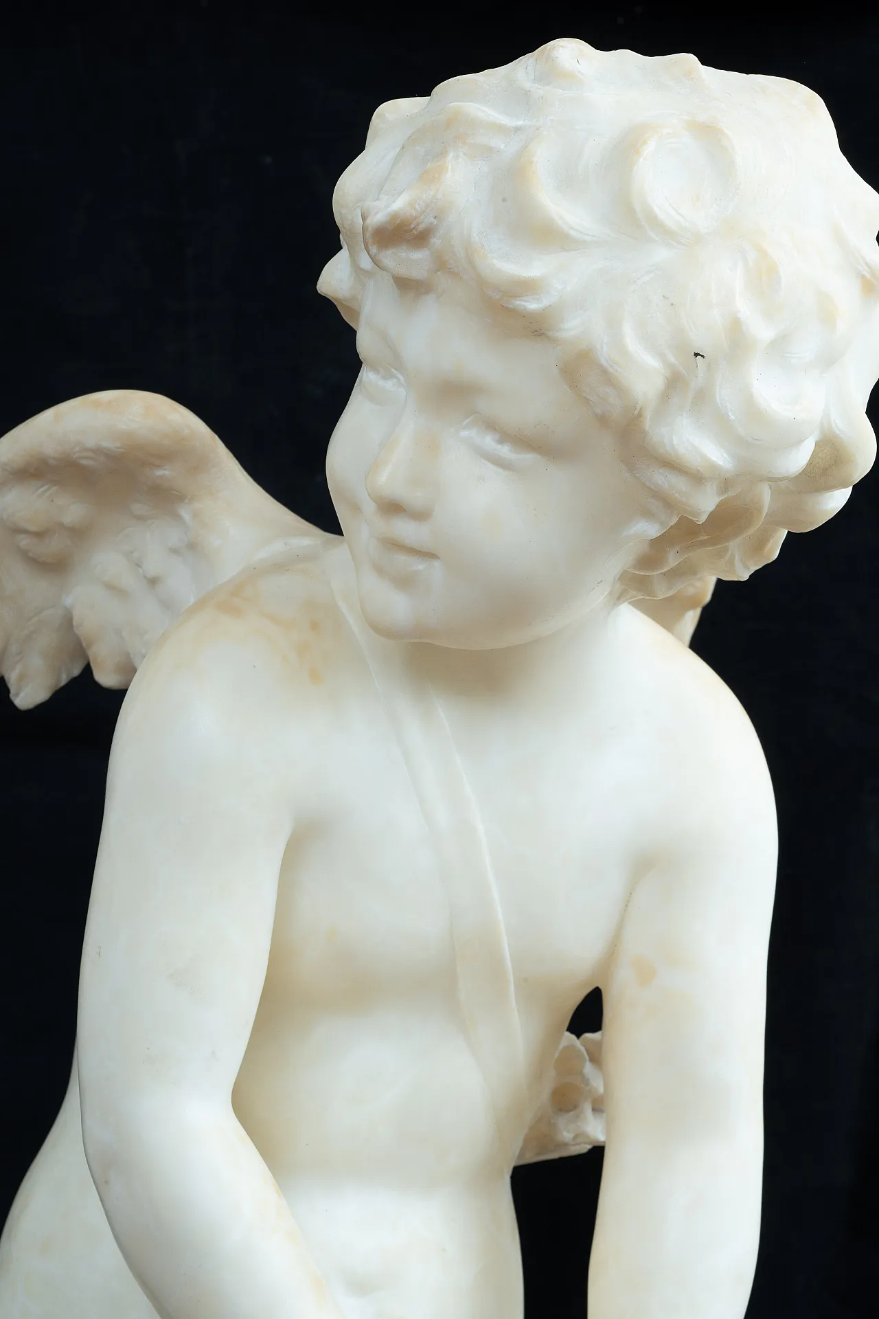 Scultura antica in alabastro raffigurante Cupido. Francia XIX secolo. 2