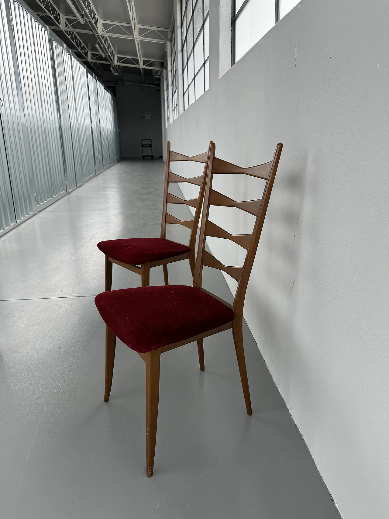 4 Chairs in walnut and red velvet, 1950s 8