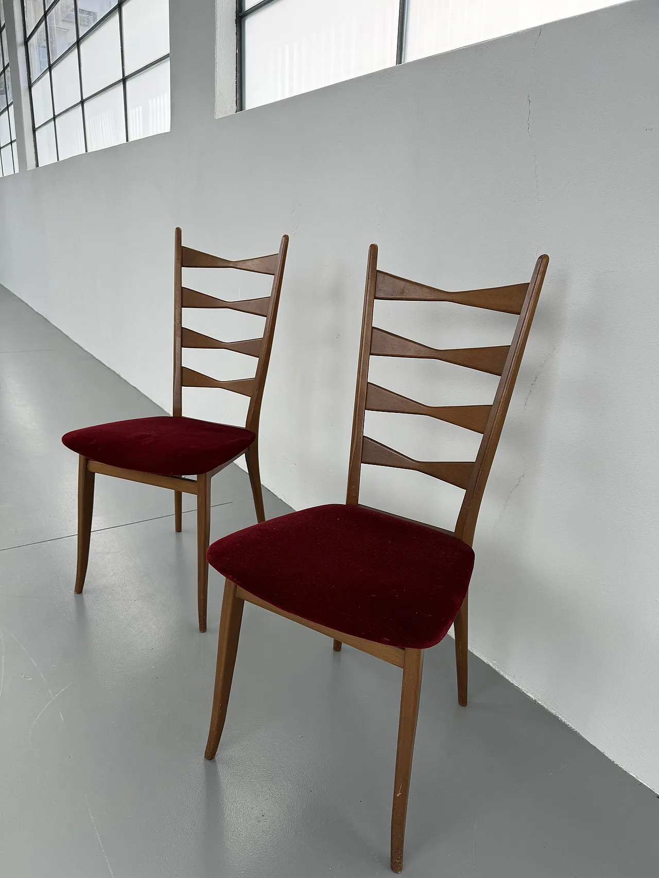 4 Chairs in walnut and red velvet, 1950s 9