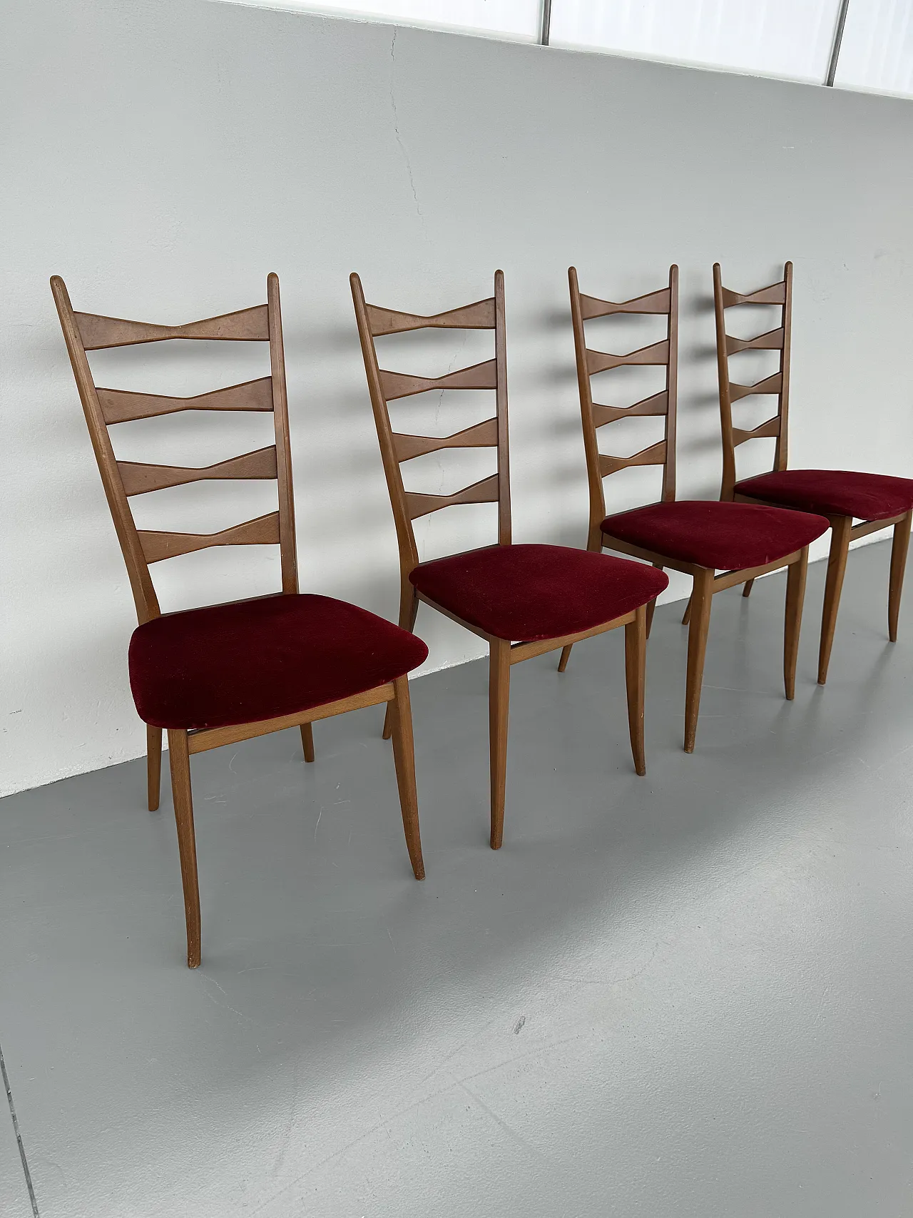 4 Chairs in walnut and red velvet, 1950s 11