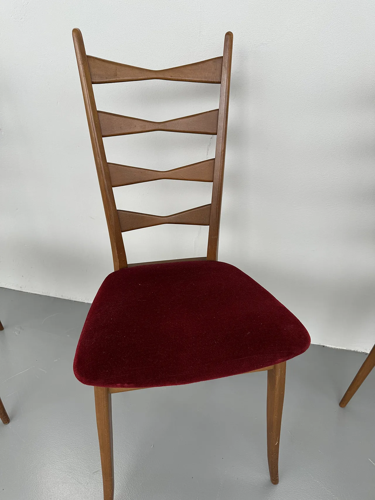 4 Chairs in walnut and red velvet, 1950s 12