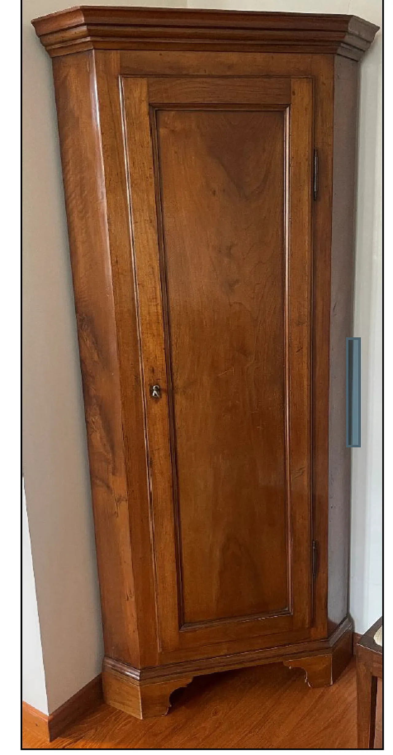 Pair of corner cupboards in solid wood, 19th century 2