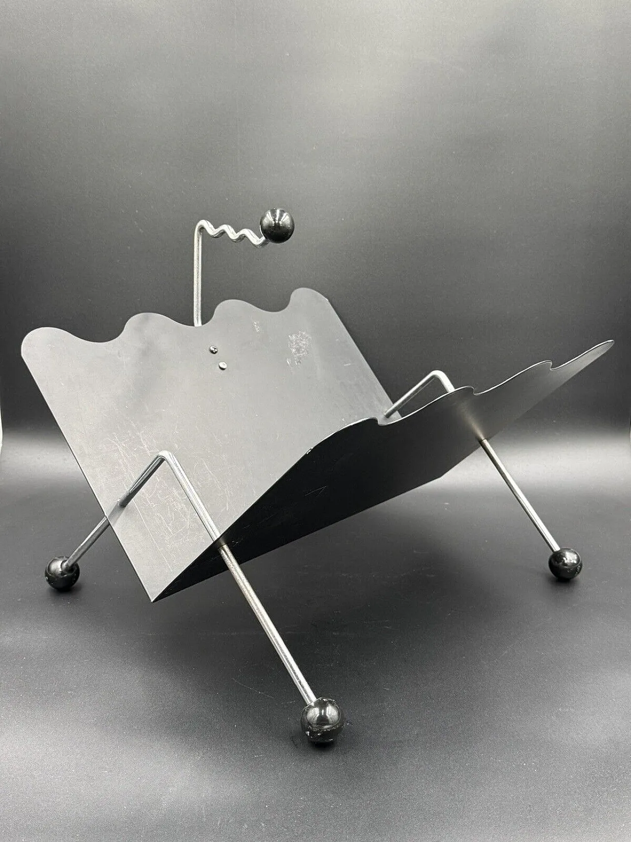 Memphis brass and steel magazine rack, 1980s 2