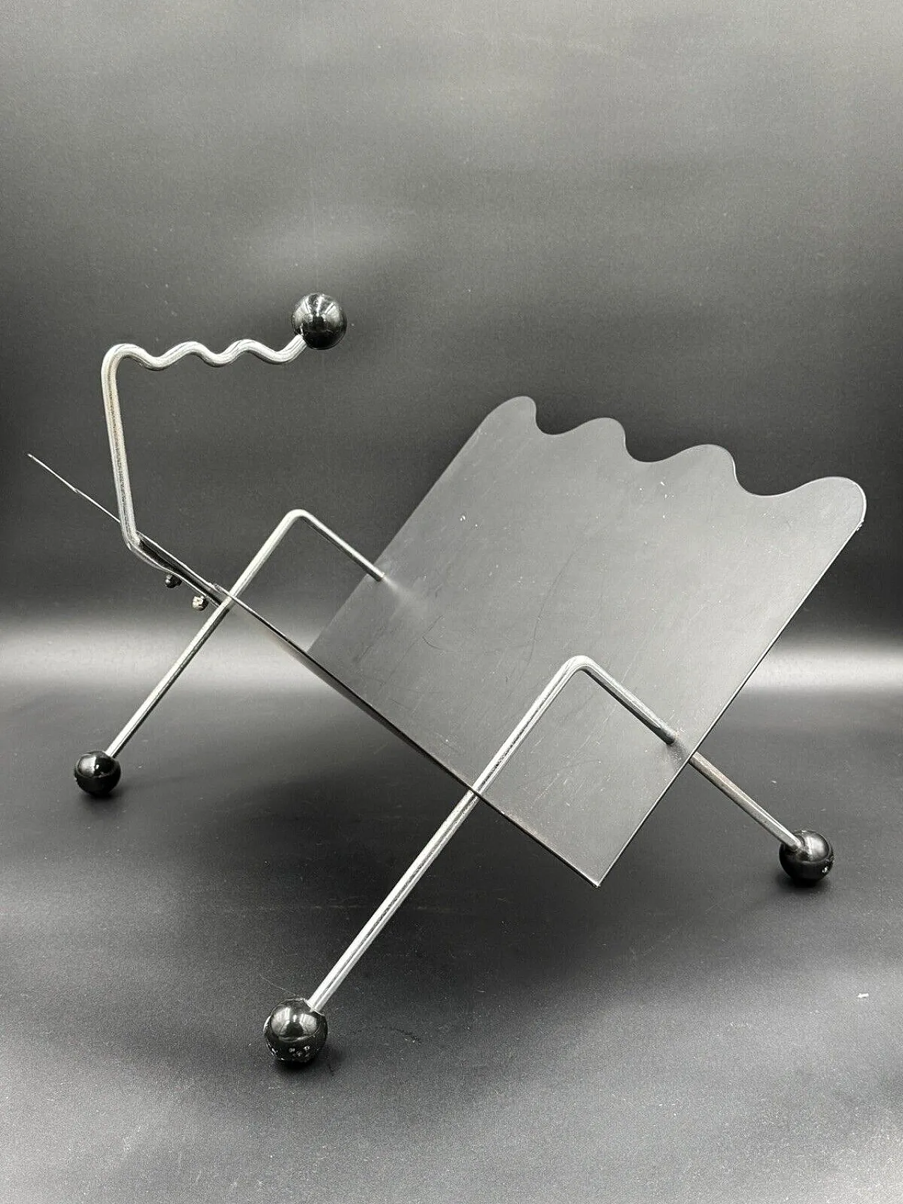 Memphis brass and steel magazine rack, 1980s 6