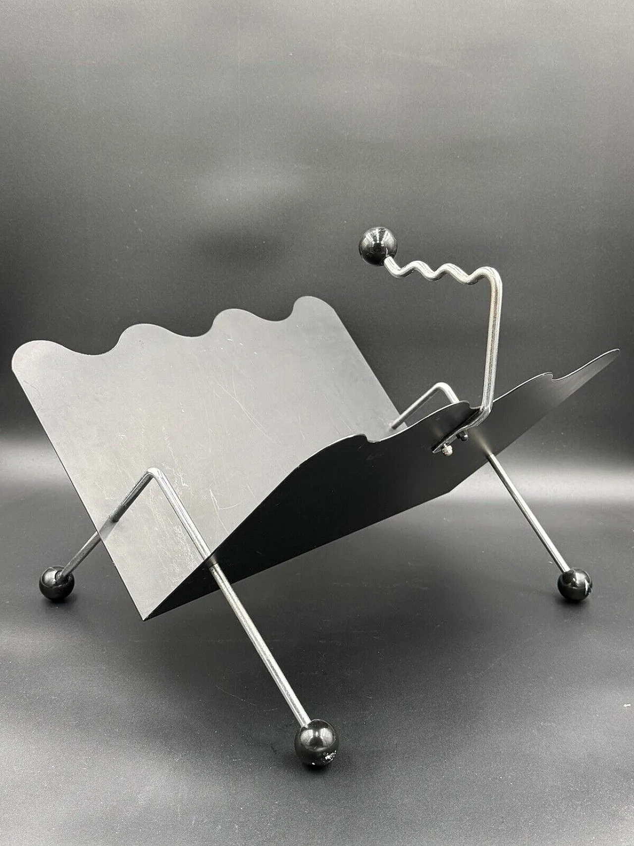 Memphis brass and steel magazine rack, 1980s 8