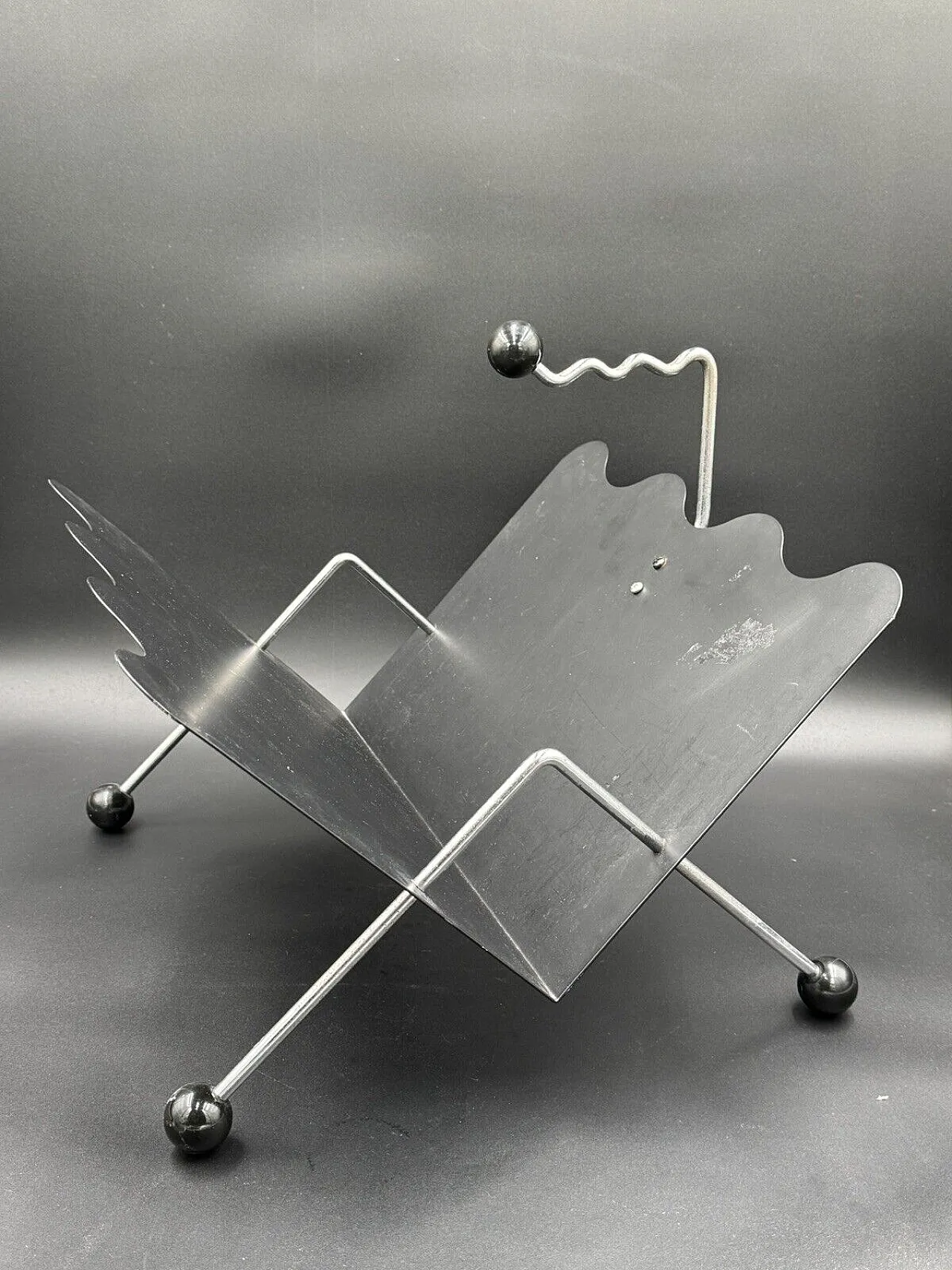 Memphis brass and steel magazine rack, 1980s 10