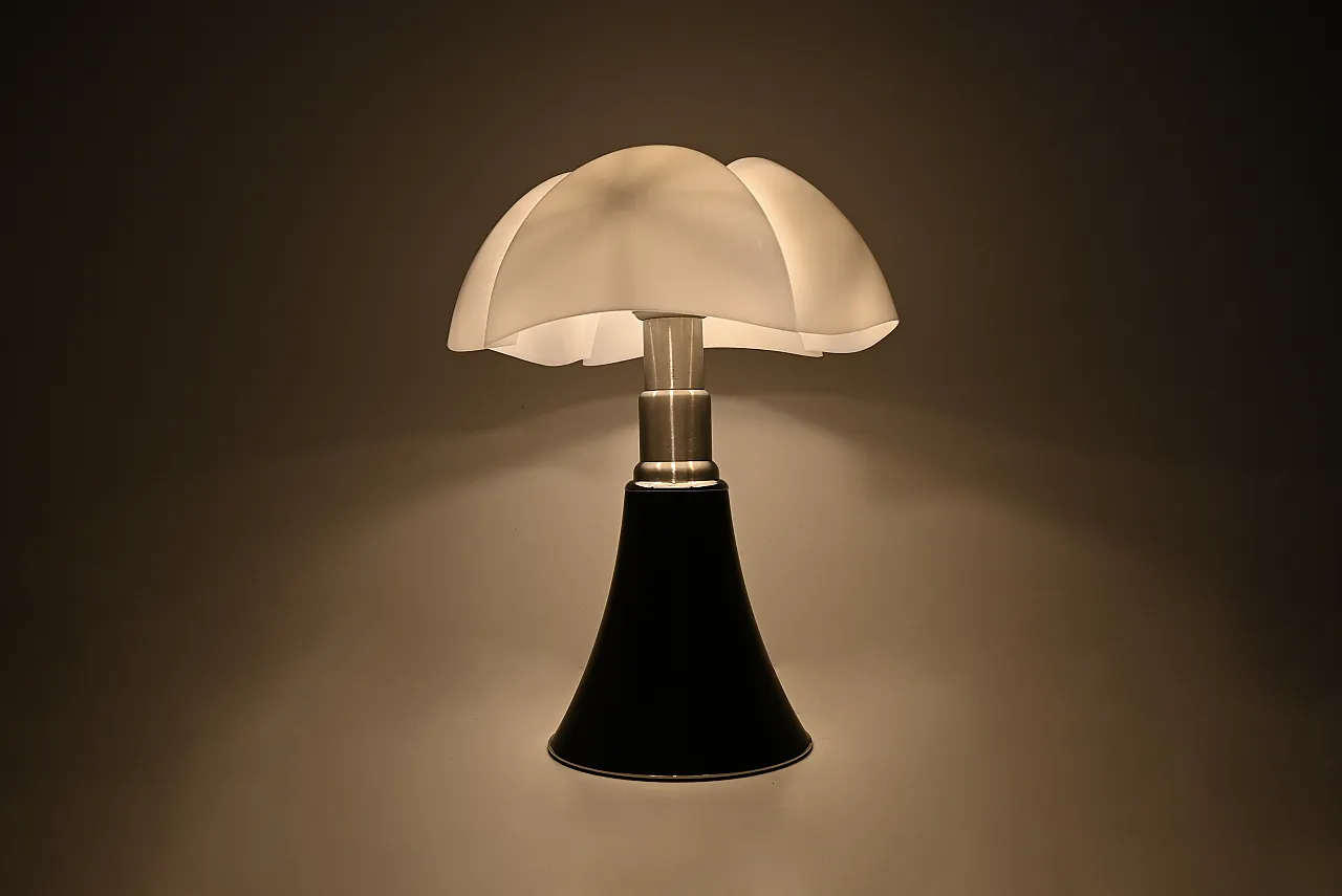 Black Pipistrello table lamp by Gae Aulenti for Martinelli Luce, 80s 2