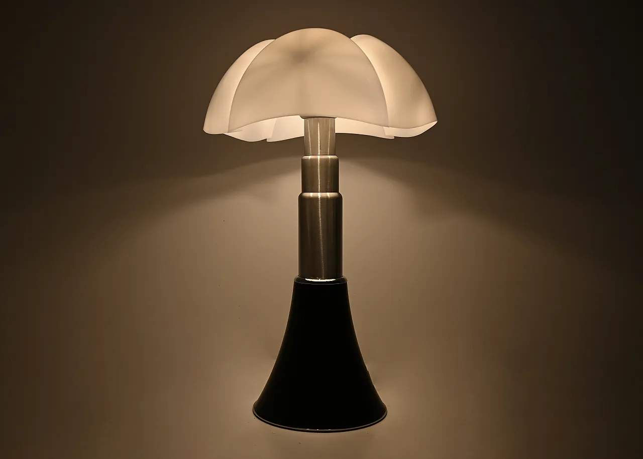 Black Pipistrello table lamp by Gae Aulenti for Martinelli Luce, 80s 4