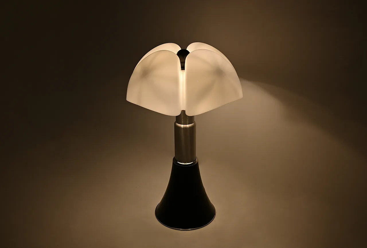 Black Pipistrello table lamp by Gae Aulenti for Martinelli Luce, 80s 8