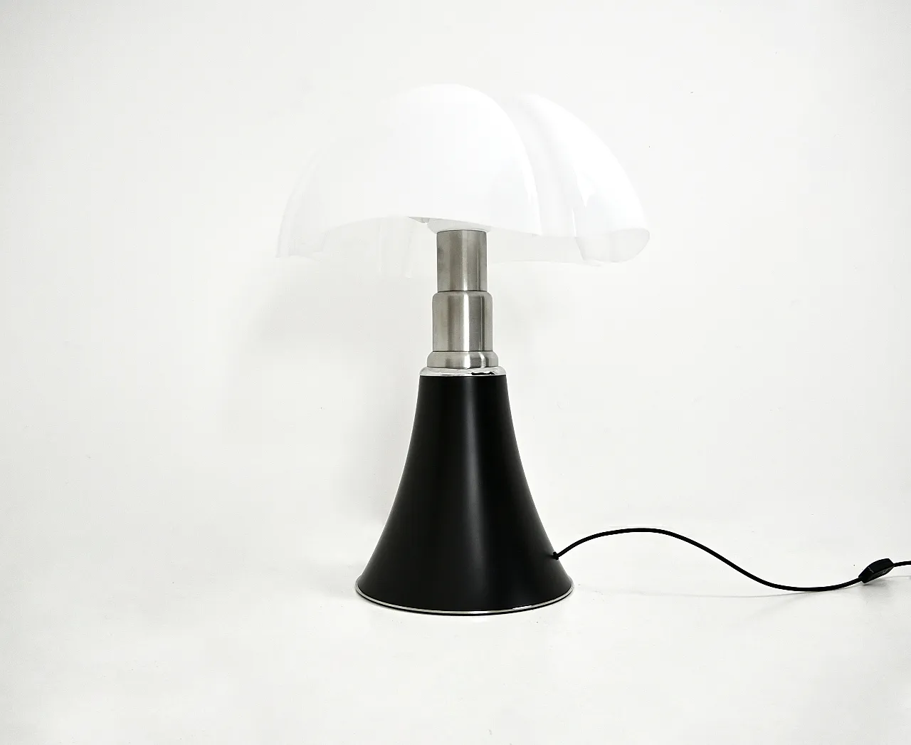 Black Pipistrello table lamp by Gae Aulenti for Martinelli Luce, 80s 9