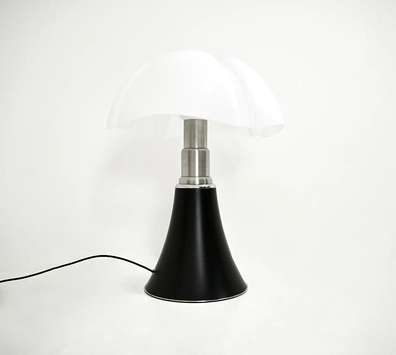 Black Pipistrello table lamp by Gae Aulenti for Martinelli Luce, 80s 10