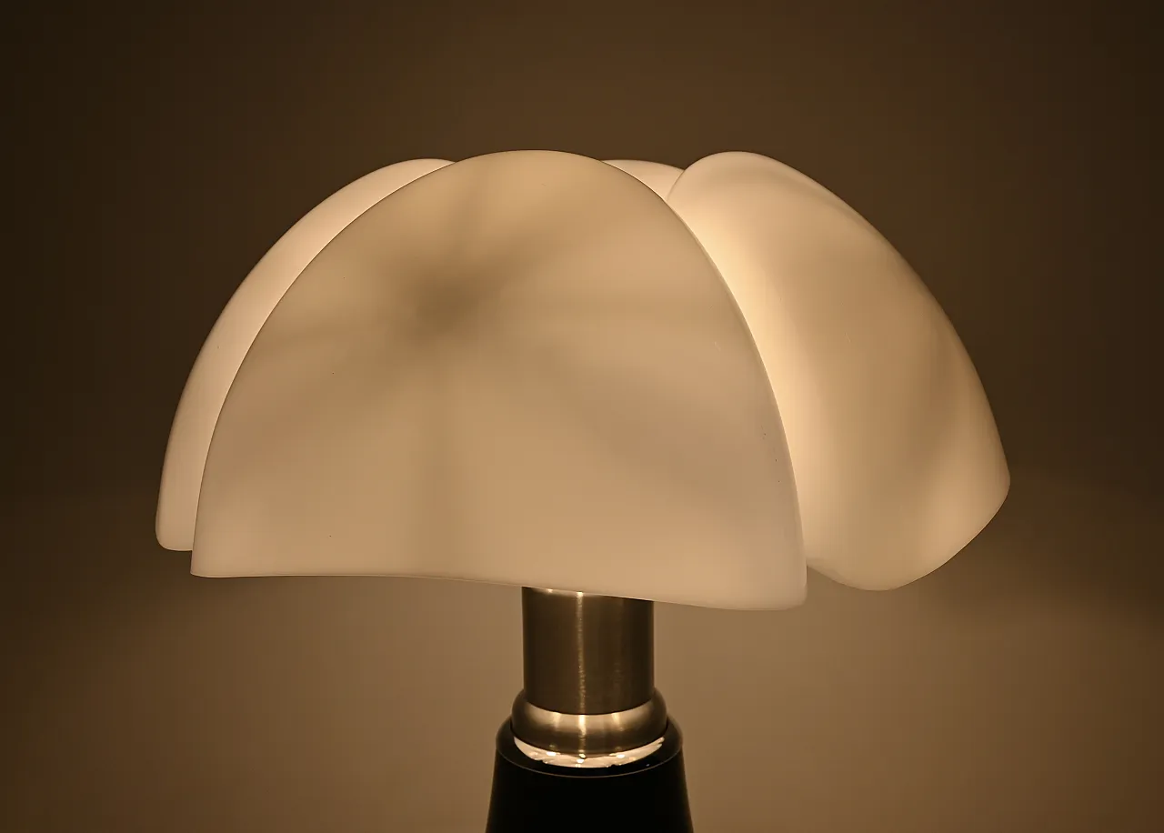 Black Pipistrello table lamp by Gae Aulenti for Martinelli Luce, 80s 12