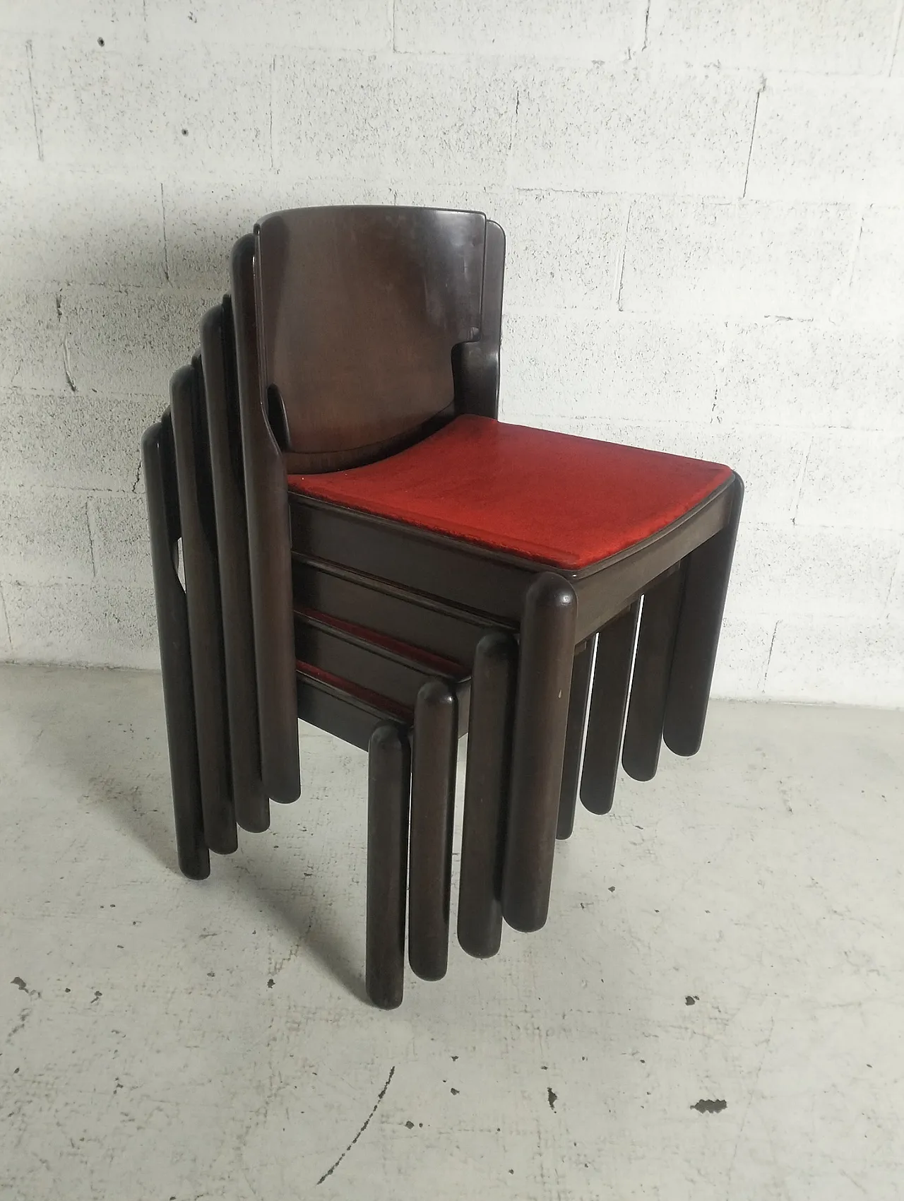 4 sedie 122 mod. di Vico Magistretti per Cassina, anni '70 3