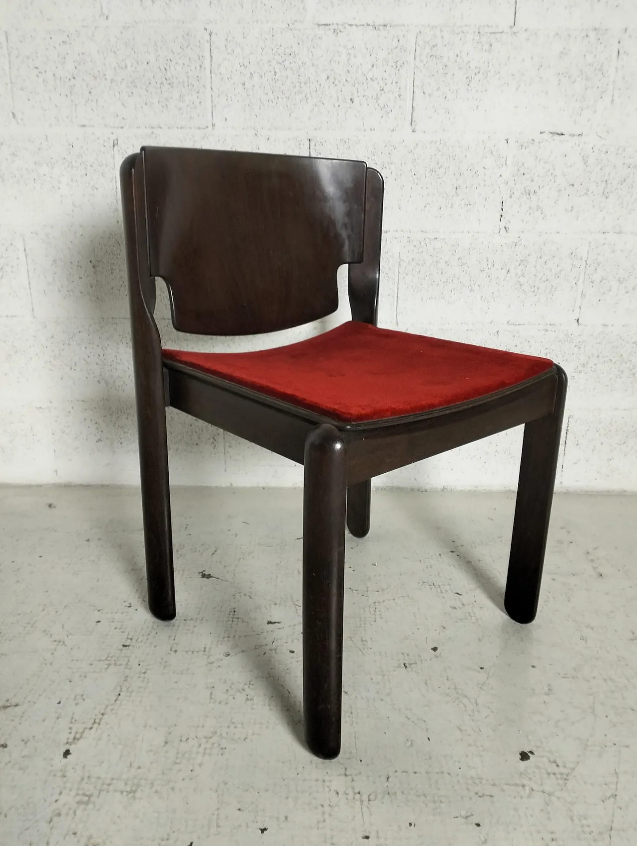 4 sedie 122 mod. di Vico Magistretti per Cassina, anni '70 11