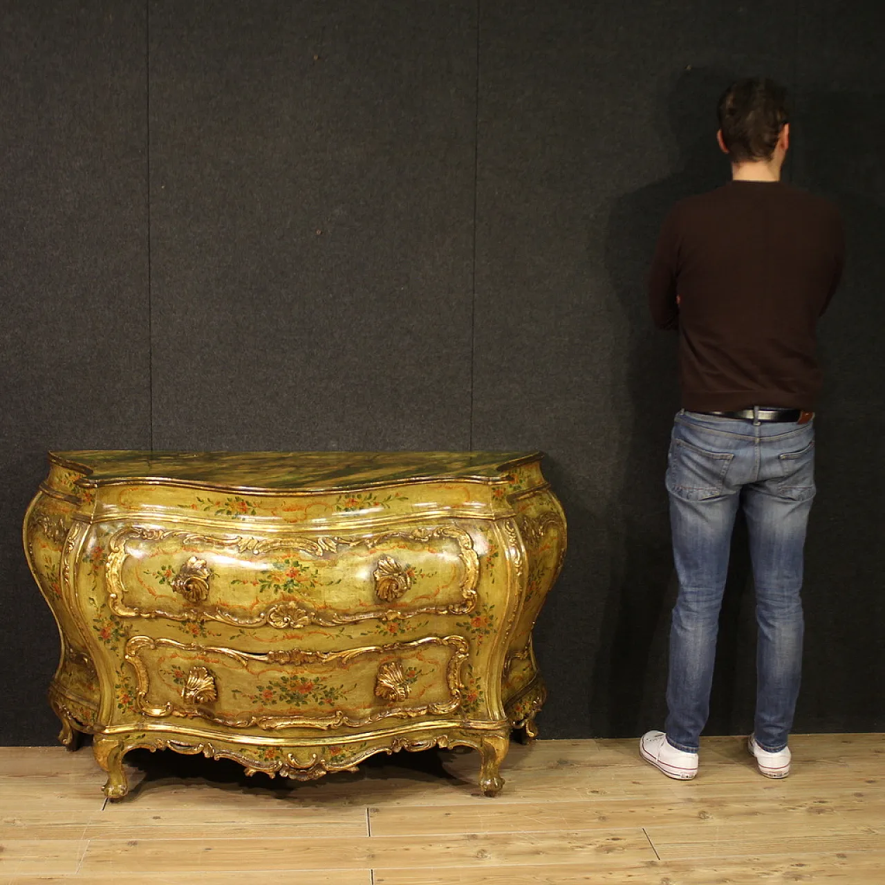 Large Venetian lacquered and gilded chest of drawers, 20th century 2