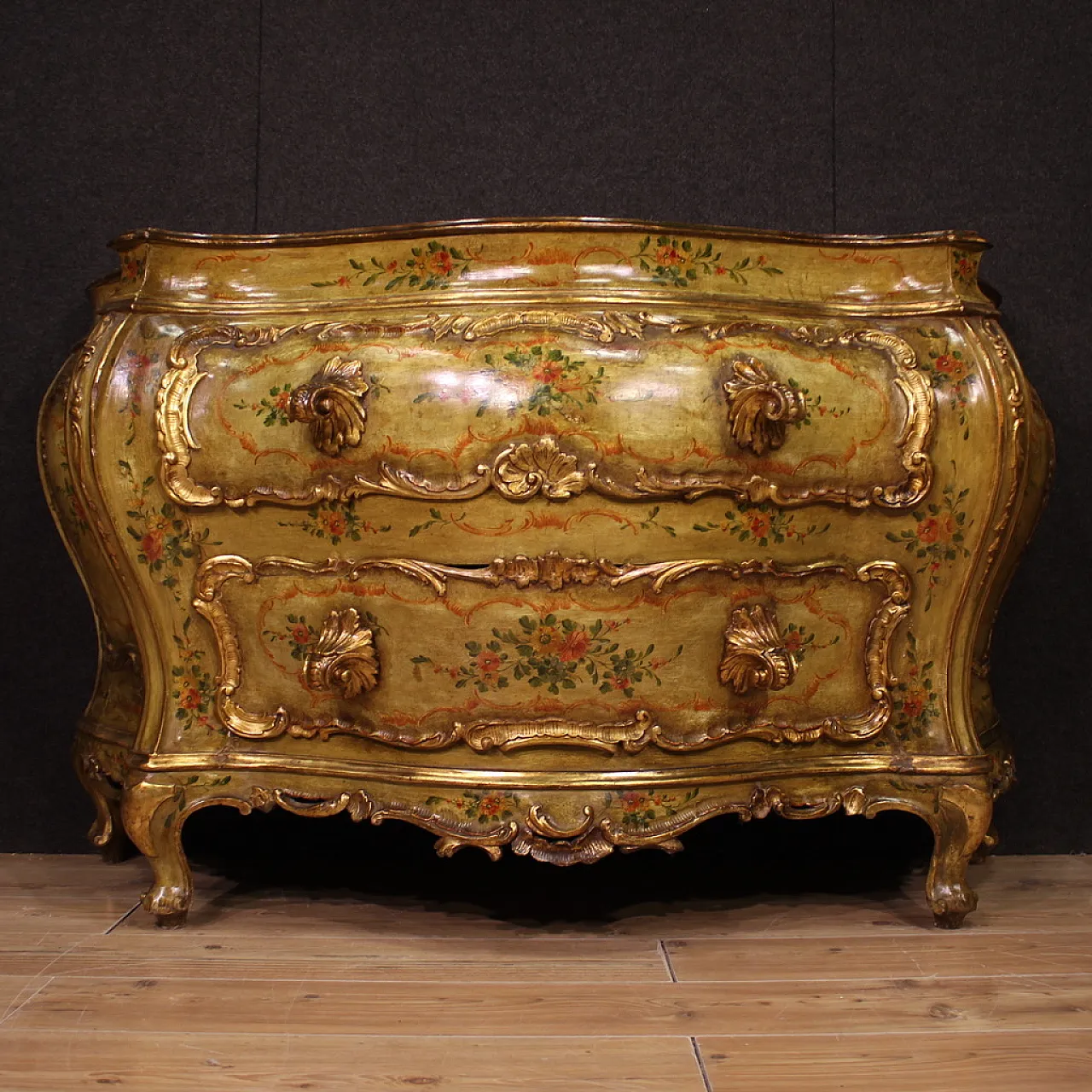 Large Venetian lacquered and gilded chest of drawers, 20th century 3