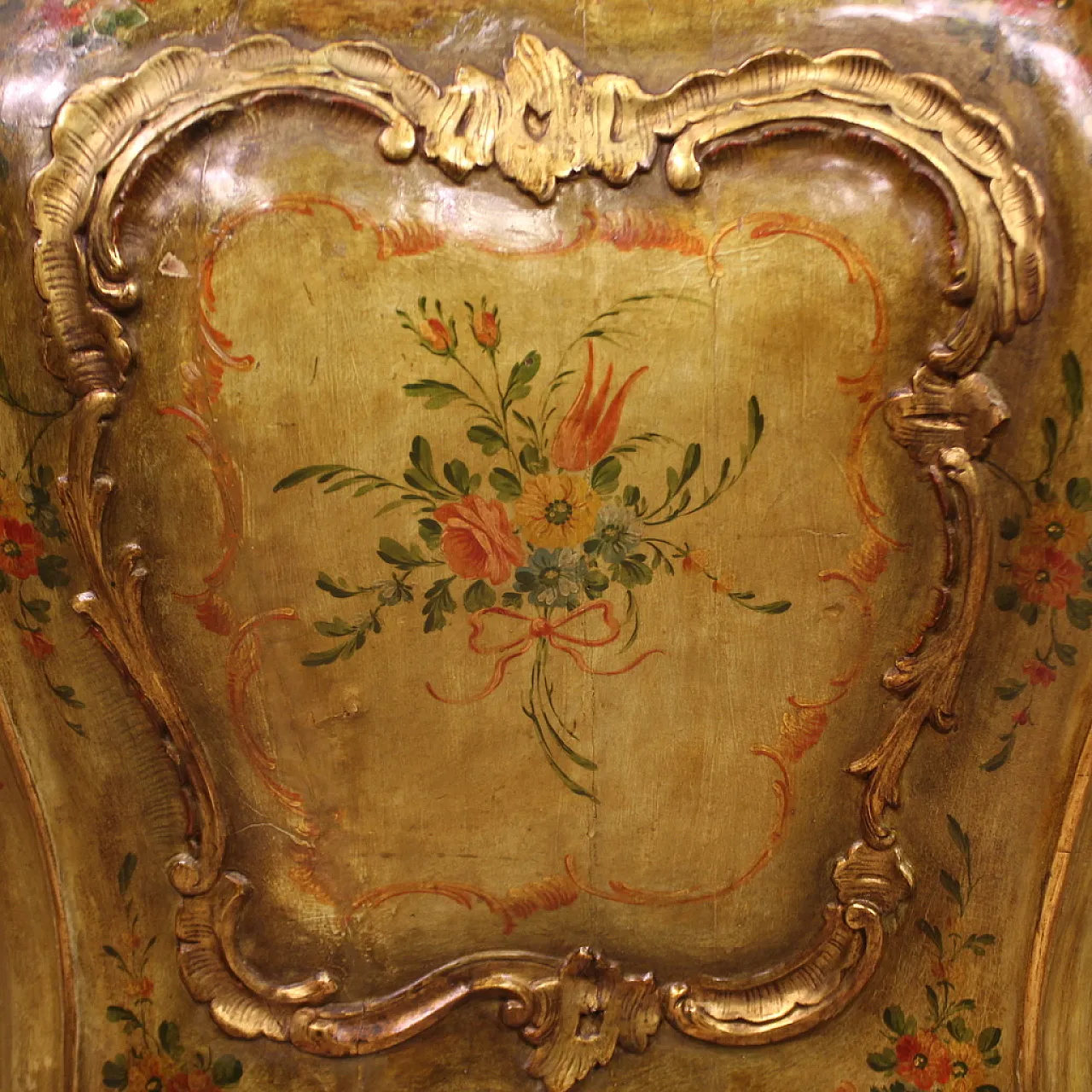 Large Venetian lacquered and gilded chest of drawers, 20th century 4