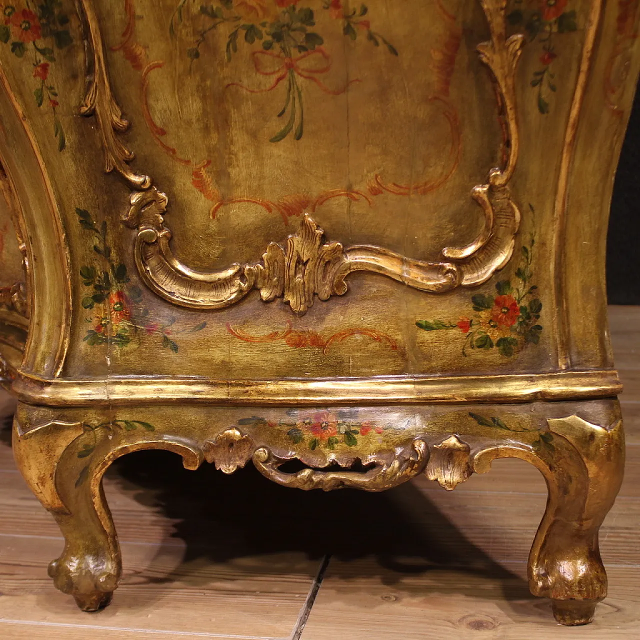 Large Venetian lacquered and gilded chest of drawers, 20th century 6