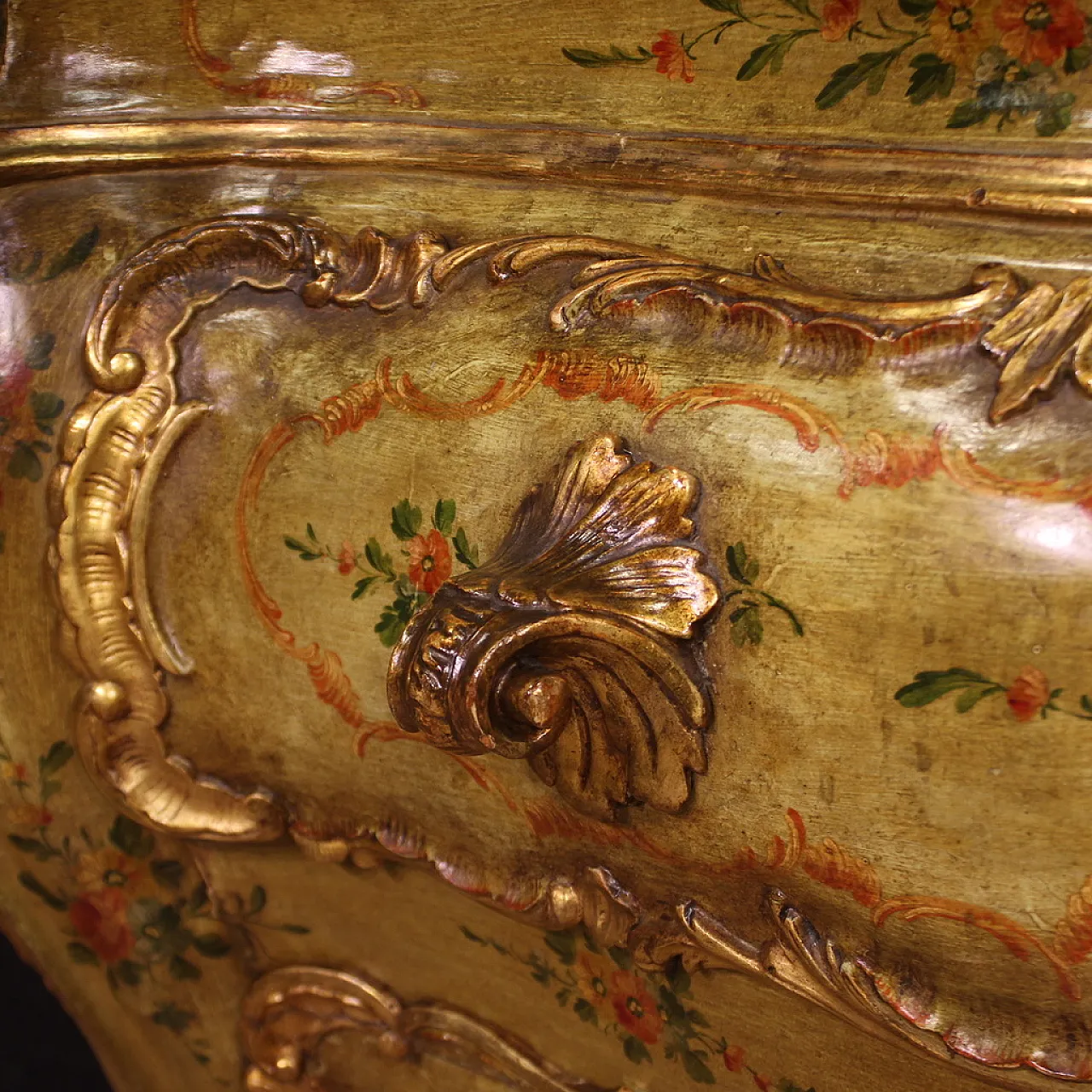 Large Venetian lacquered and gilded chest of drawers, 20th century 9