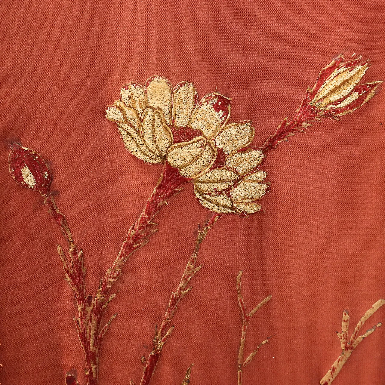 Chinoiserie-style screen with embroidered silk covering, early 20th century 3