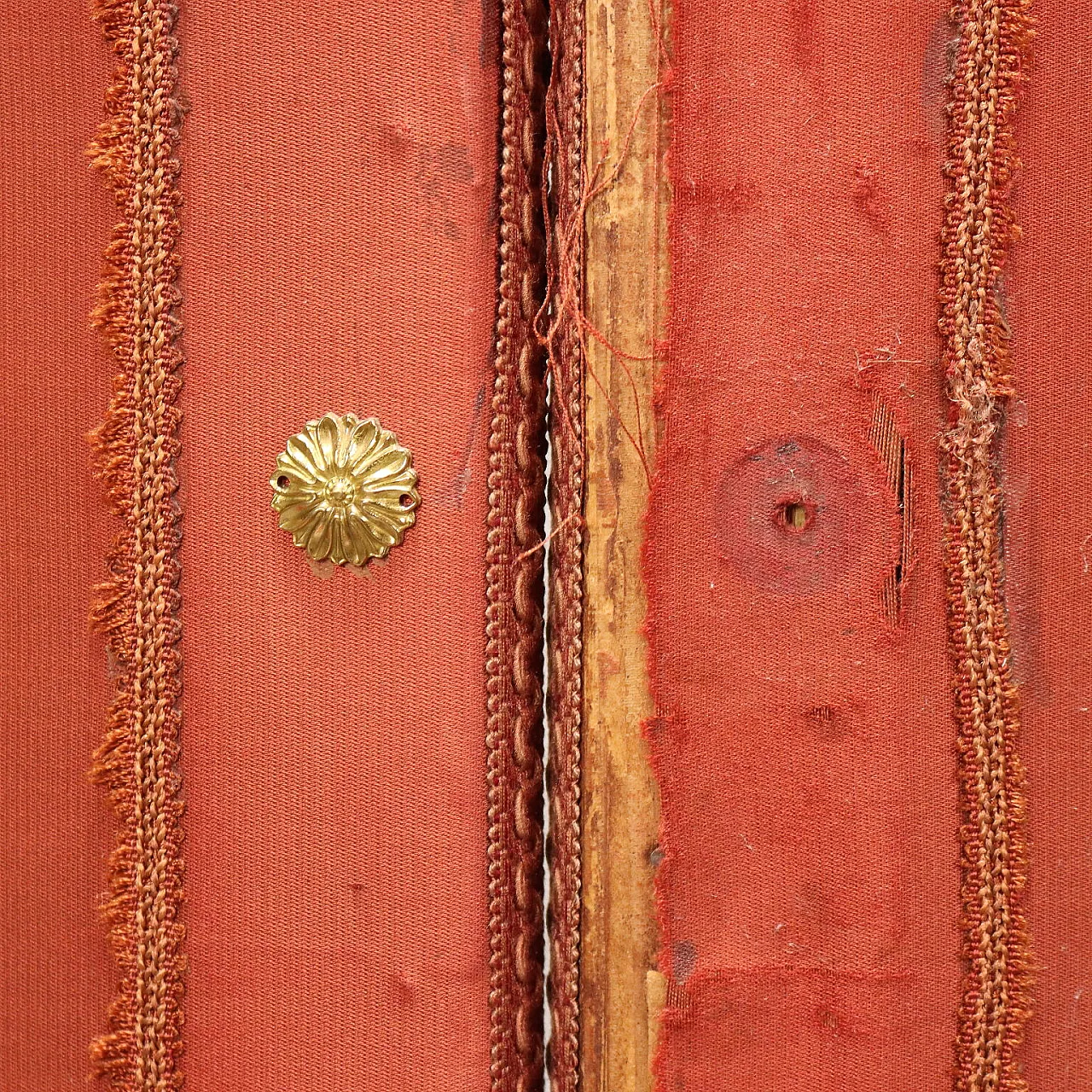 Chinoiserie-style screen with embroidered silk covering, early 20th century 9