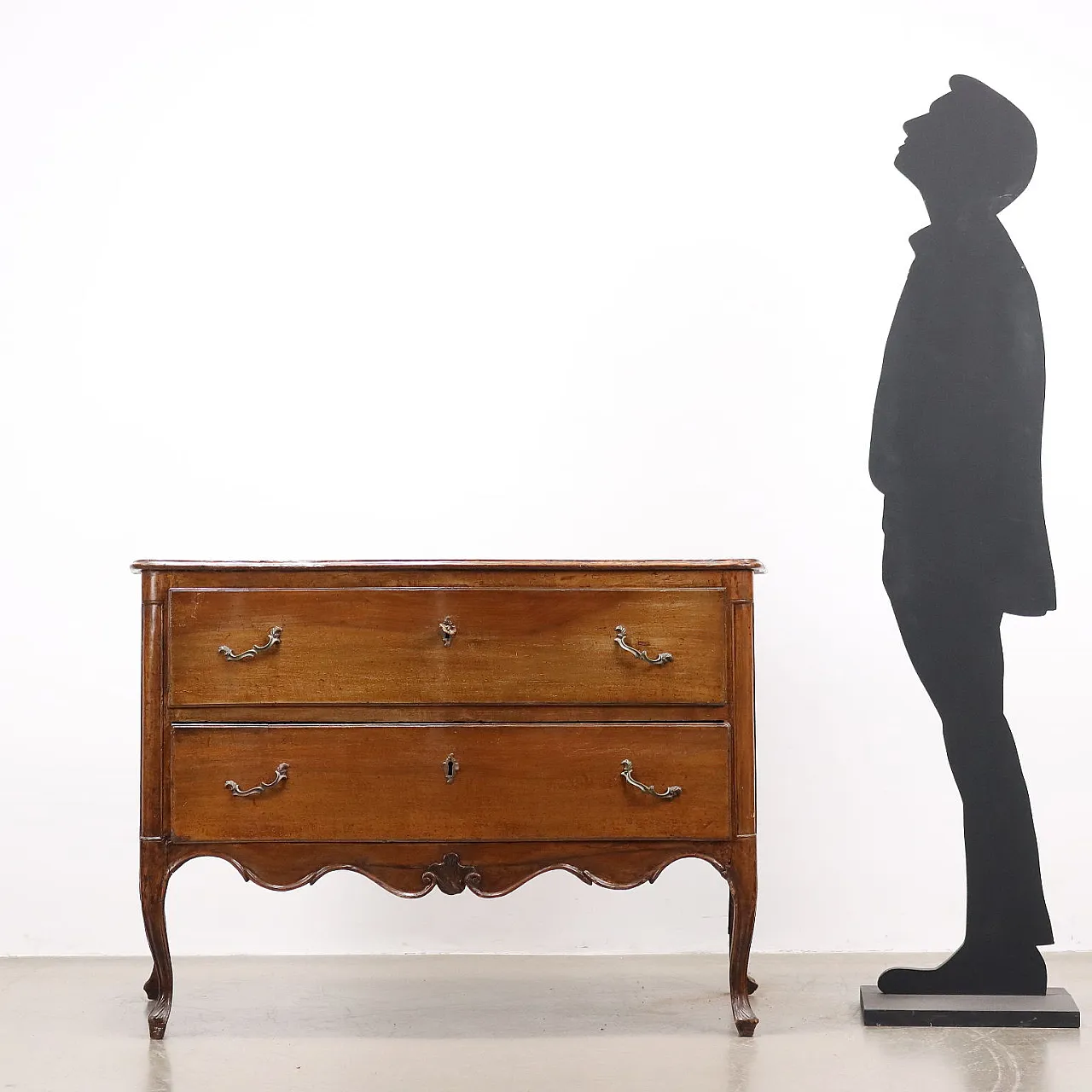 Walnut chest of drawers, 18th century 2