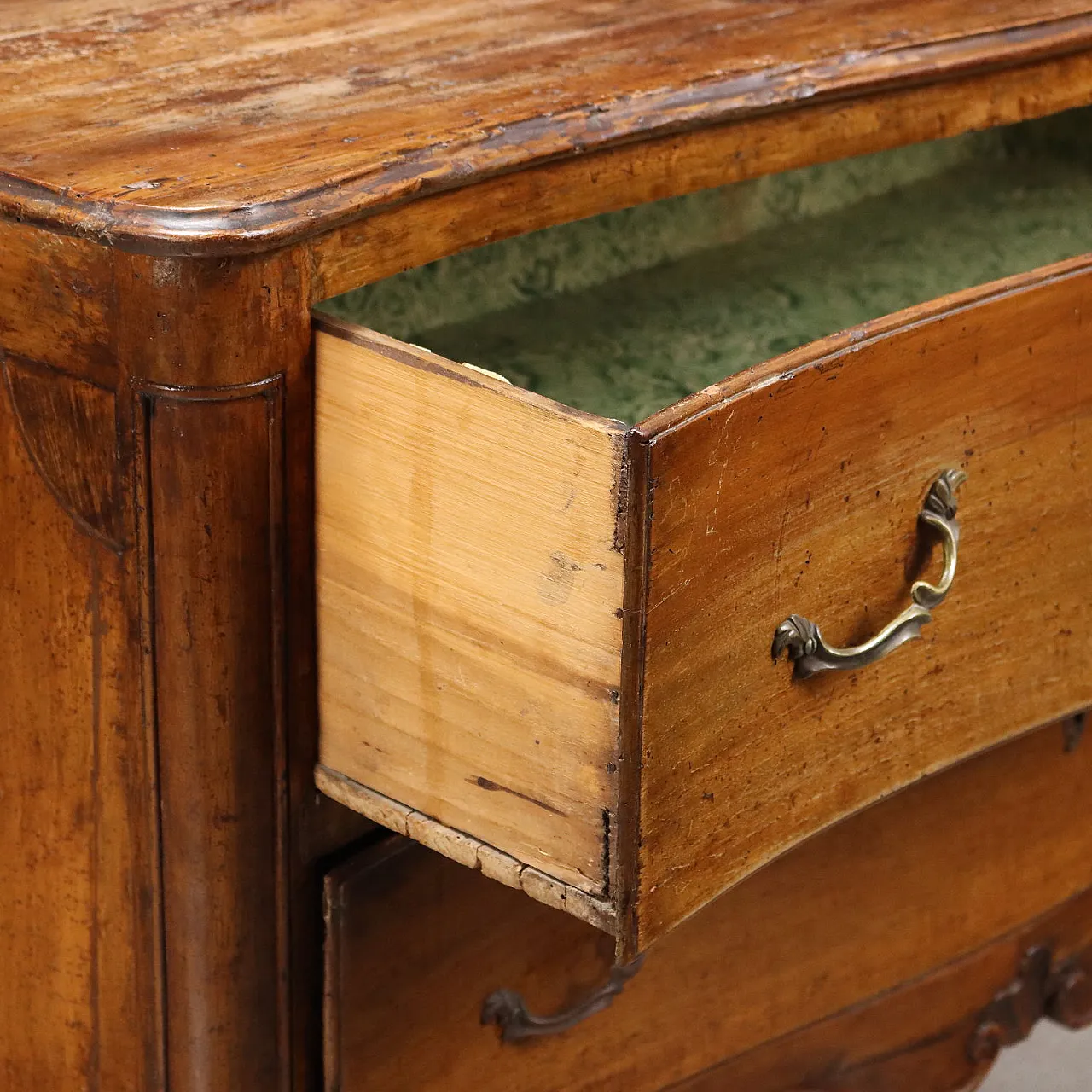 Walnut chest of drawers, 18th century 3