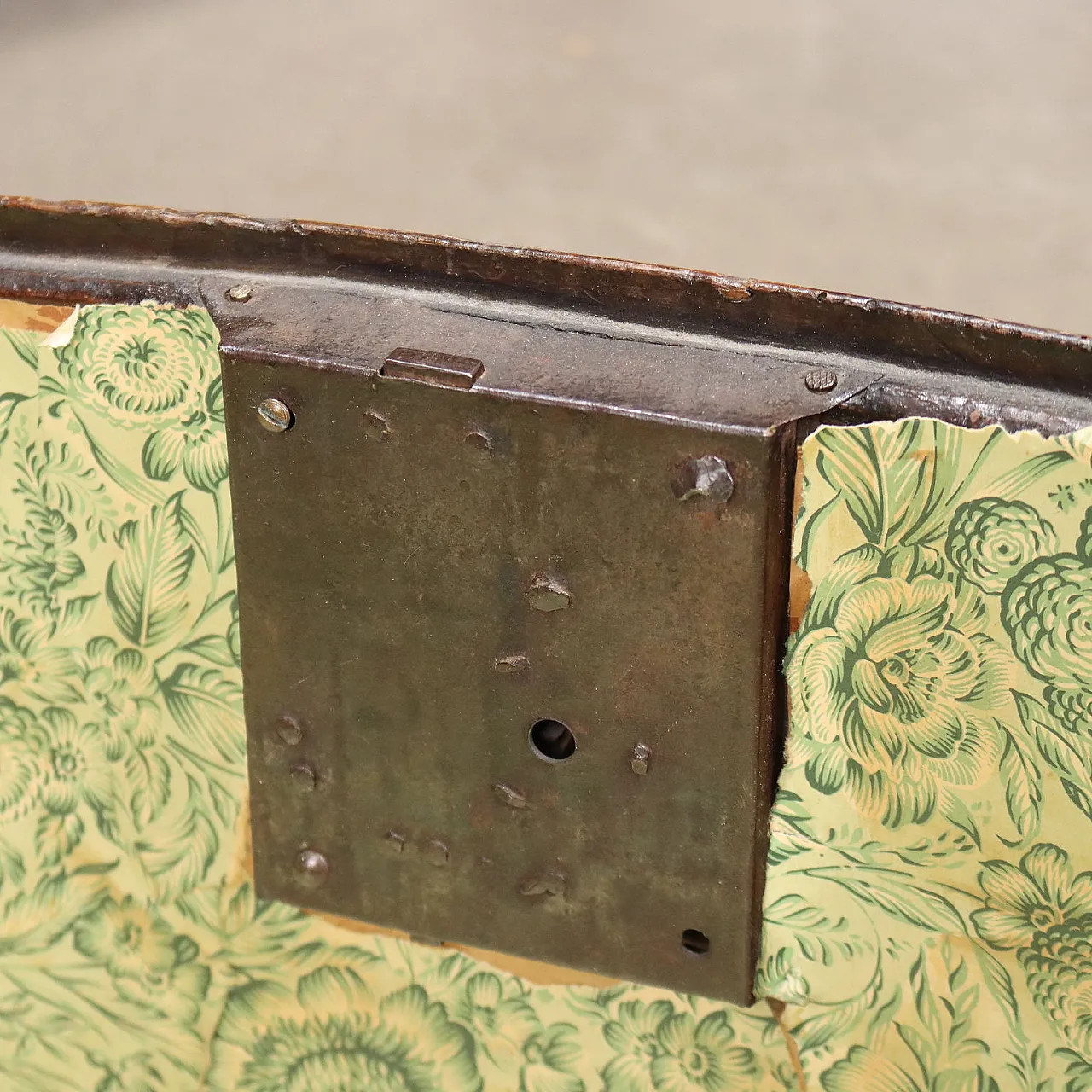 Walnut chest of drawers, 18th century 6