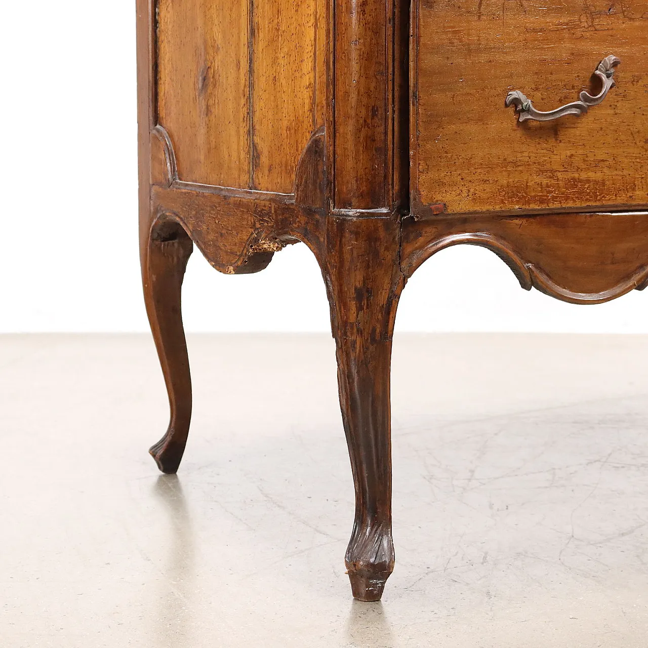 Walnut chest of drawers, 18th century 7