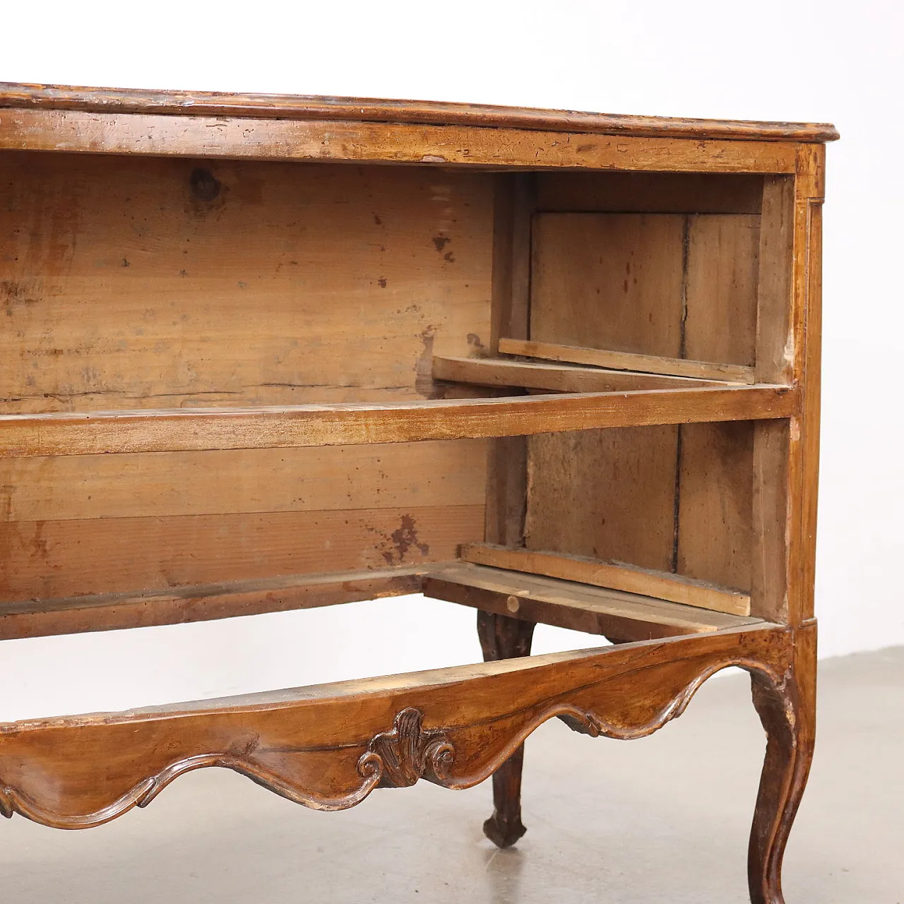 Walnut chest of drawers, 18th century 8