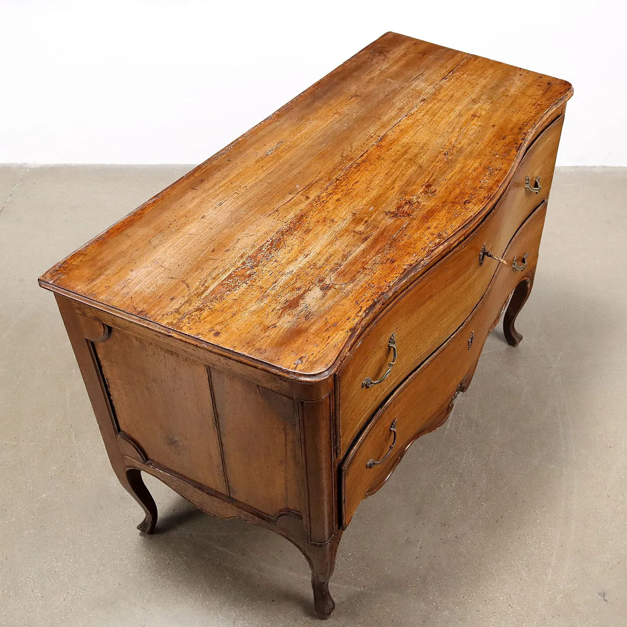 Walnut chest of drawers, 18th century 9