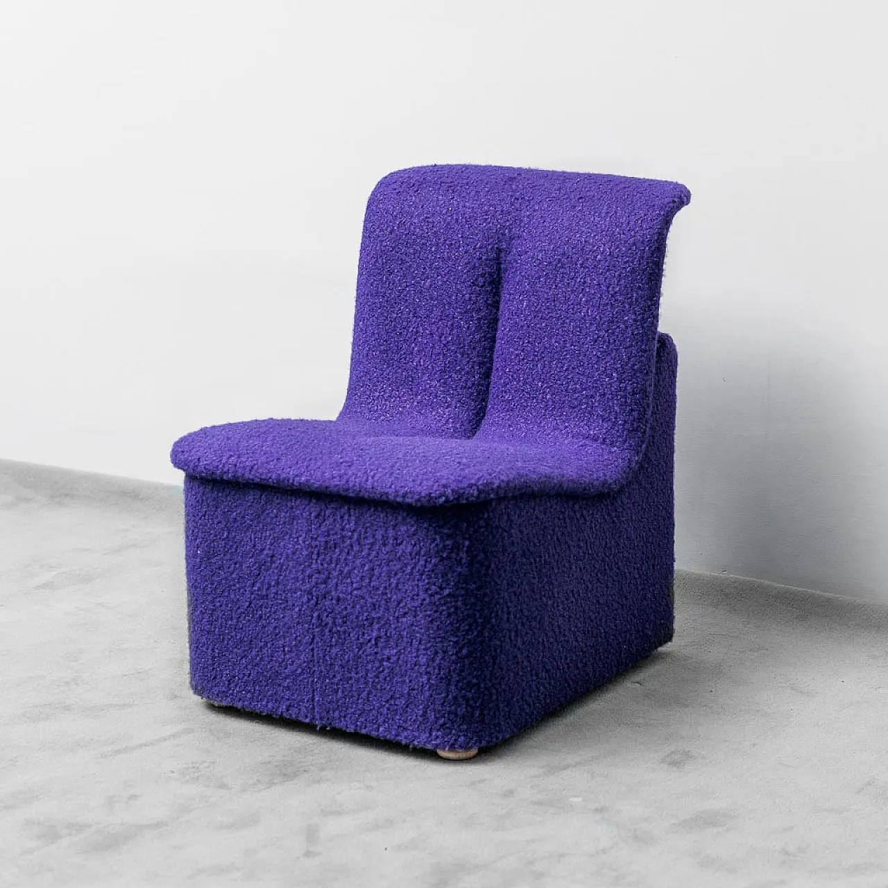 Poltroncina in bouclé viola, anni '70 1