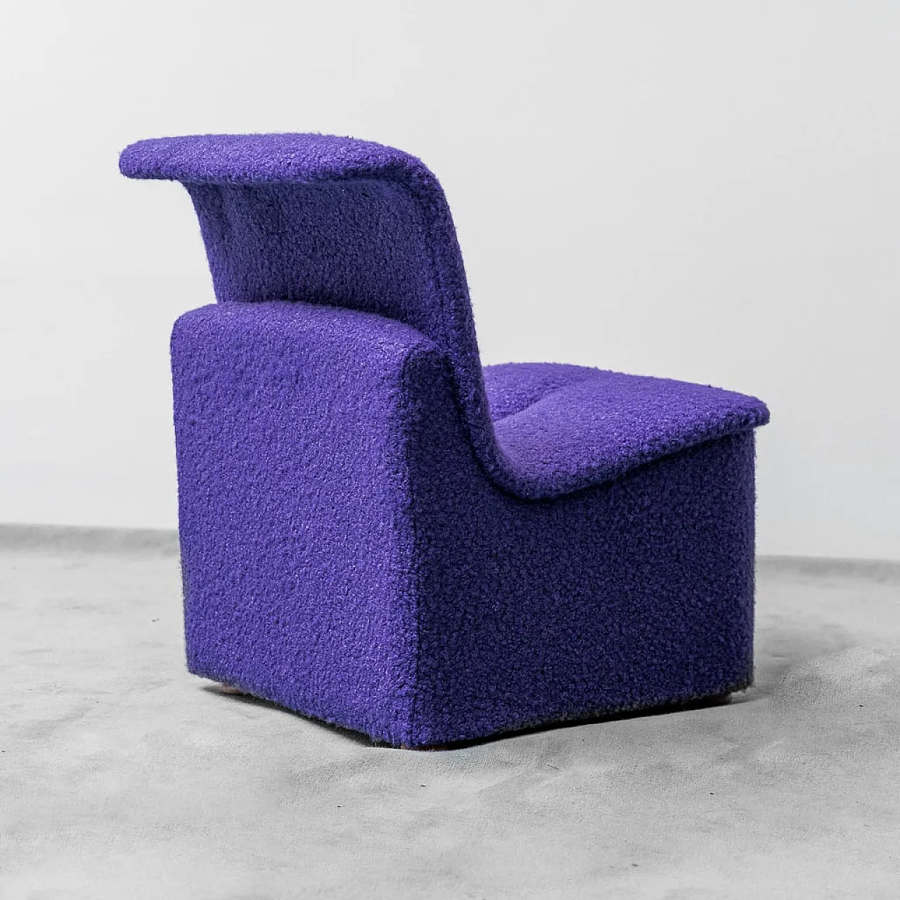 Poltroncina in bouclé viola, anni '70 4