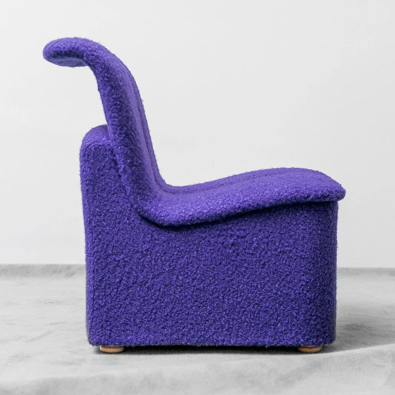 Poltroncina in bouclé viola, anni '70 6